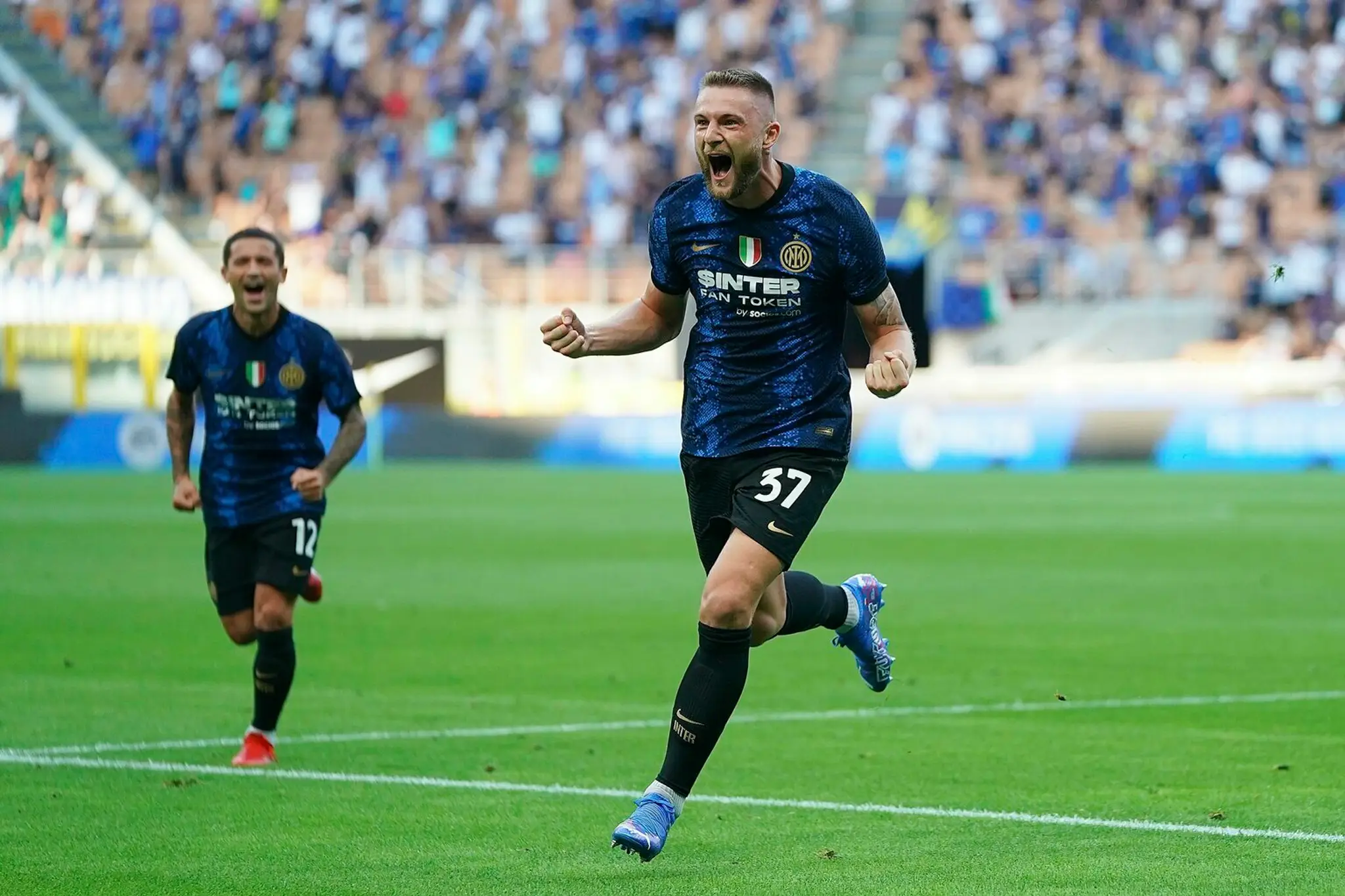 Slovenský futbalista Milan Škriniar z Interu Miláno sa teší z gólu