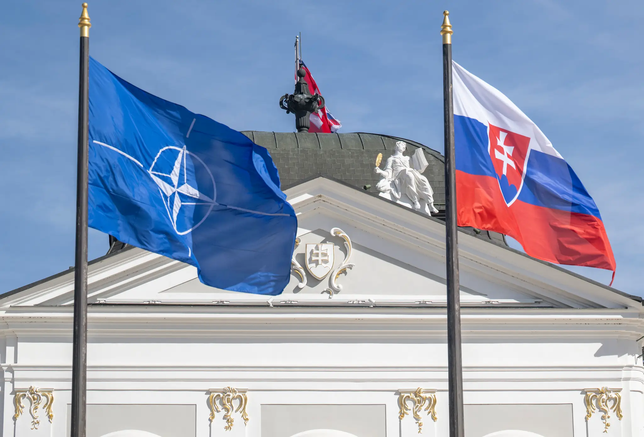 Vlajka NATO pred Prezidentským palácom.