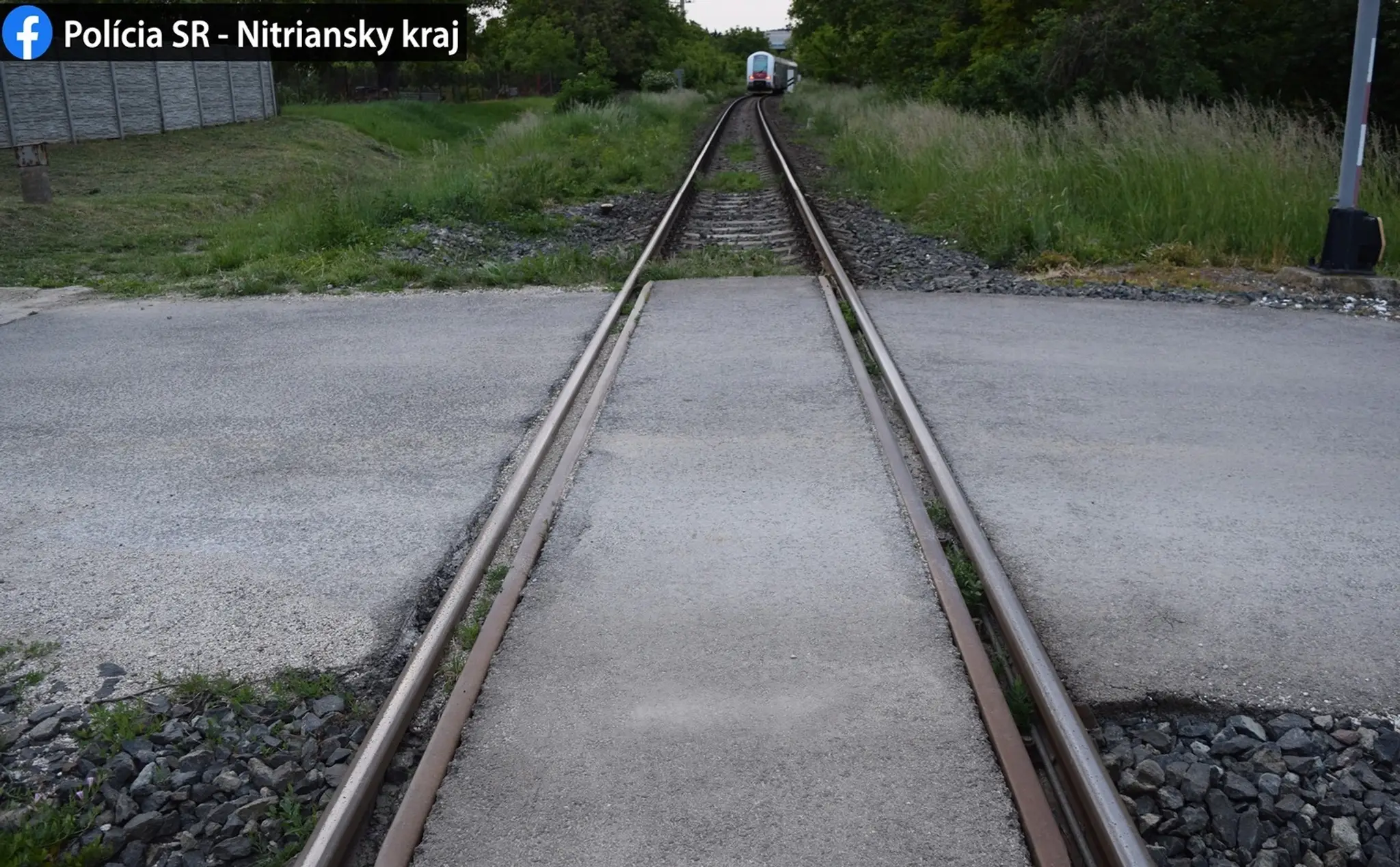 Chlapec na kolobežke si zranil nohy.