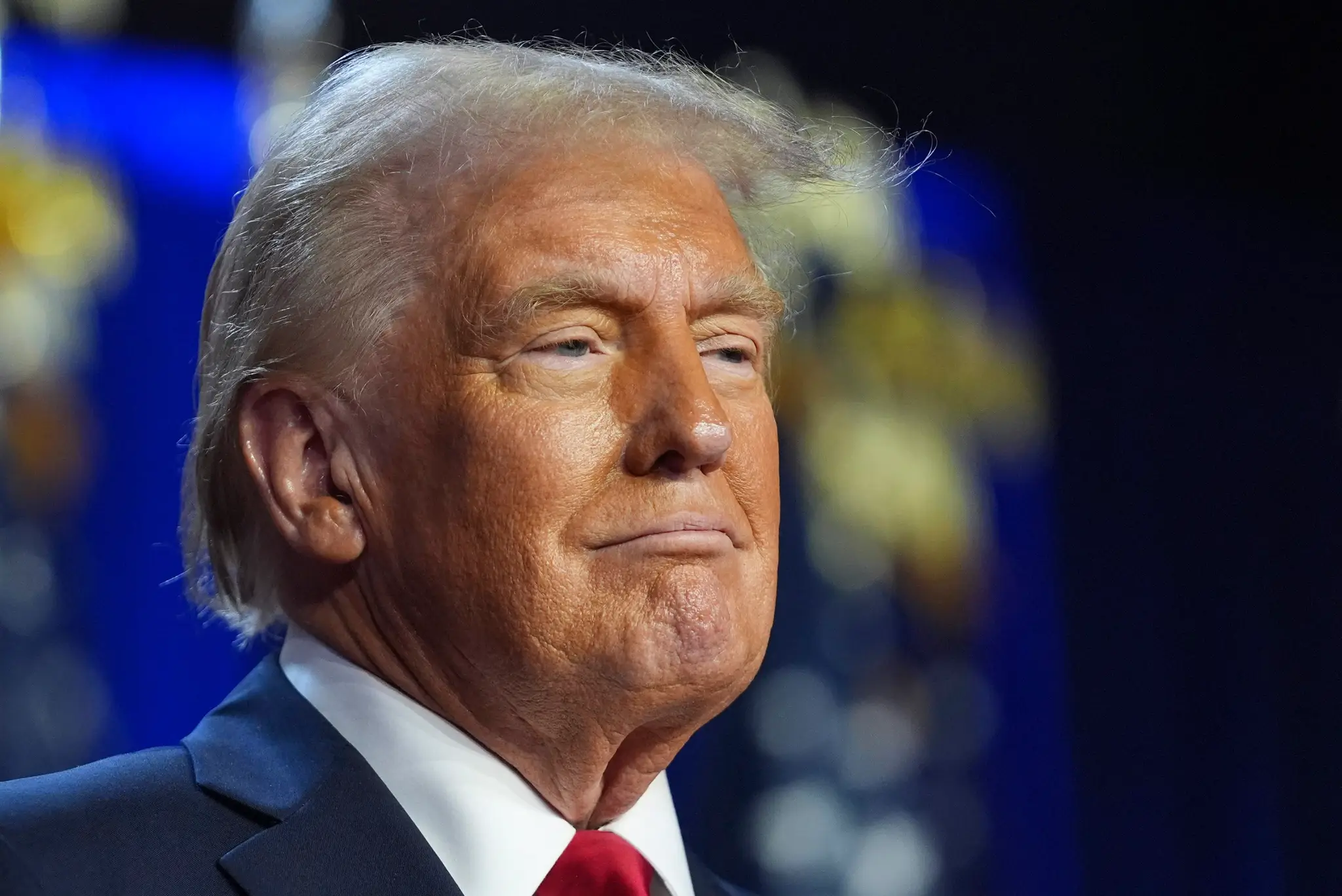 Na snímke Donald Trump, ktorý sa postavil pred svojich podporovateľov.