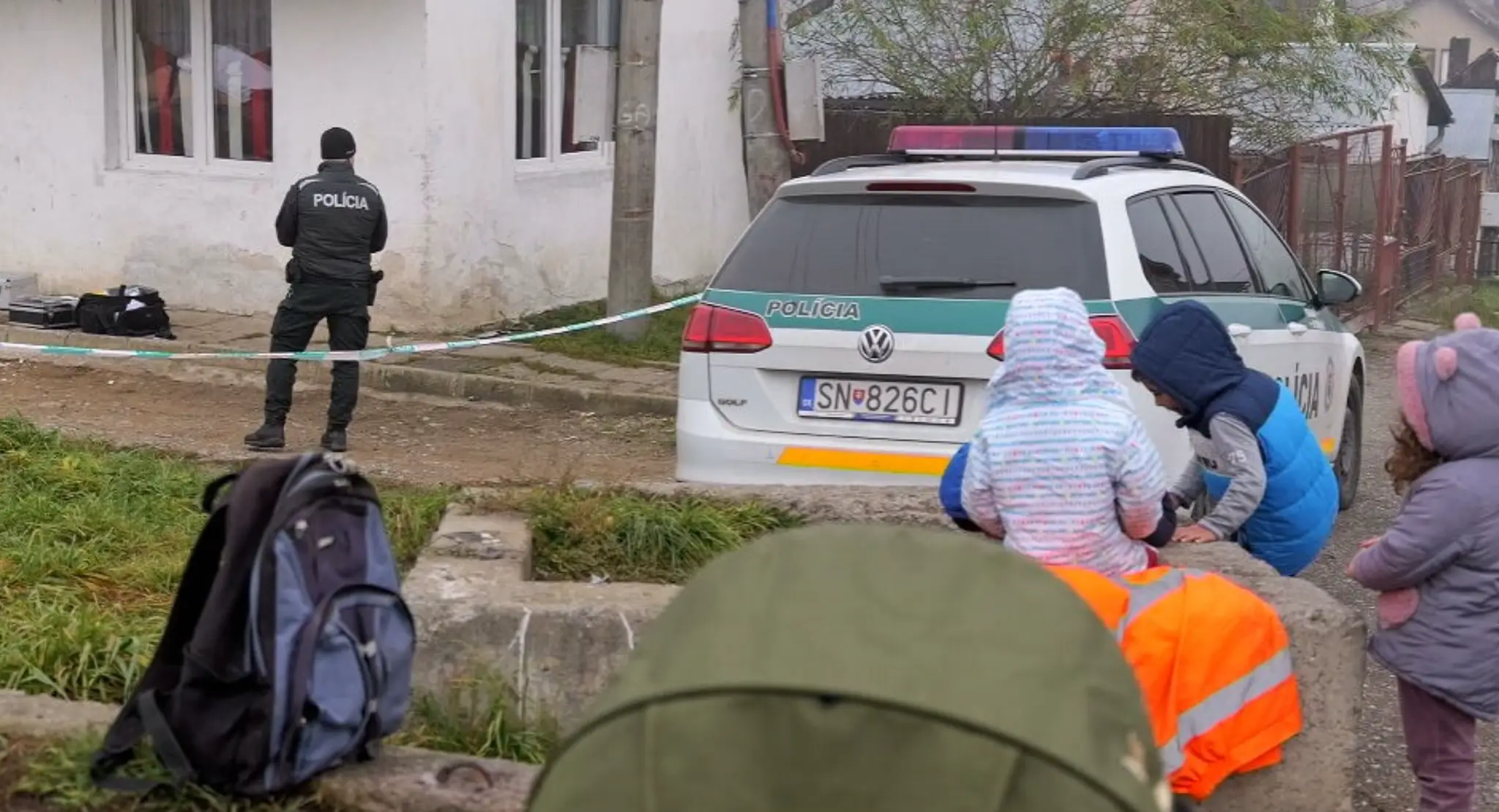 Dvojročné dieťa je vo vážnom stave. Strýko ho dvakrát bodol do hlavy, miestni naznačujú motív