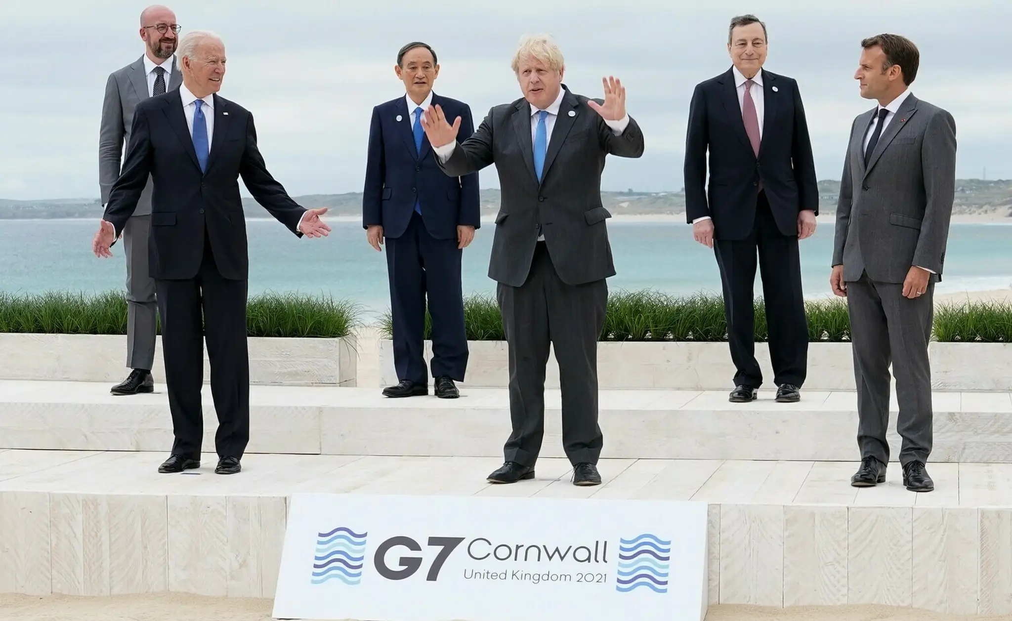 Lídri G7 na pláži pred hotelom Carbis Bay.