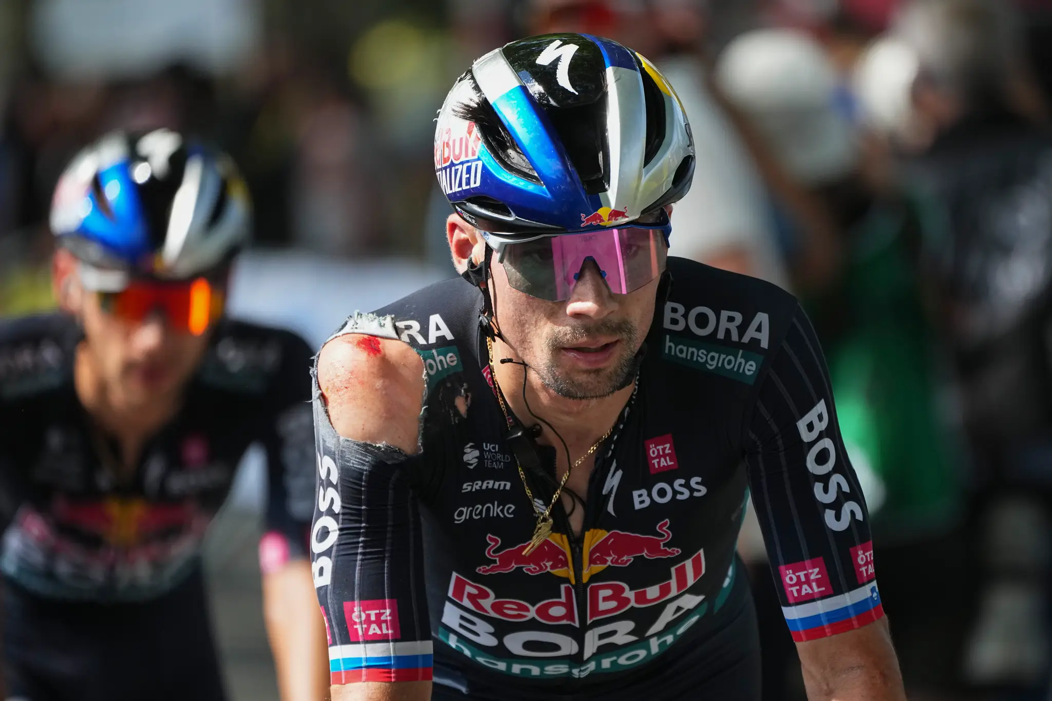 Slovinský cyklista Primož Roglič z tímu Red Bull Bora-Hansgrohe so zraneným ramenom v cieli 12. etapy.