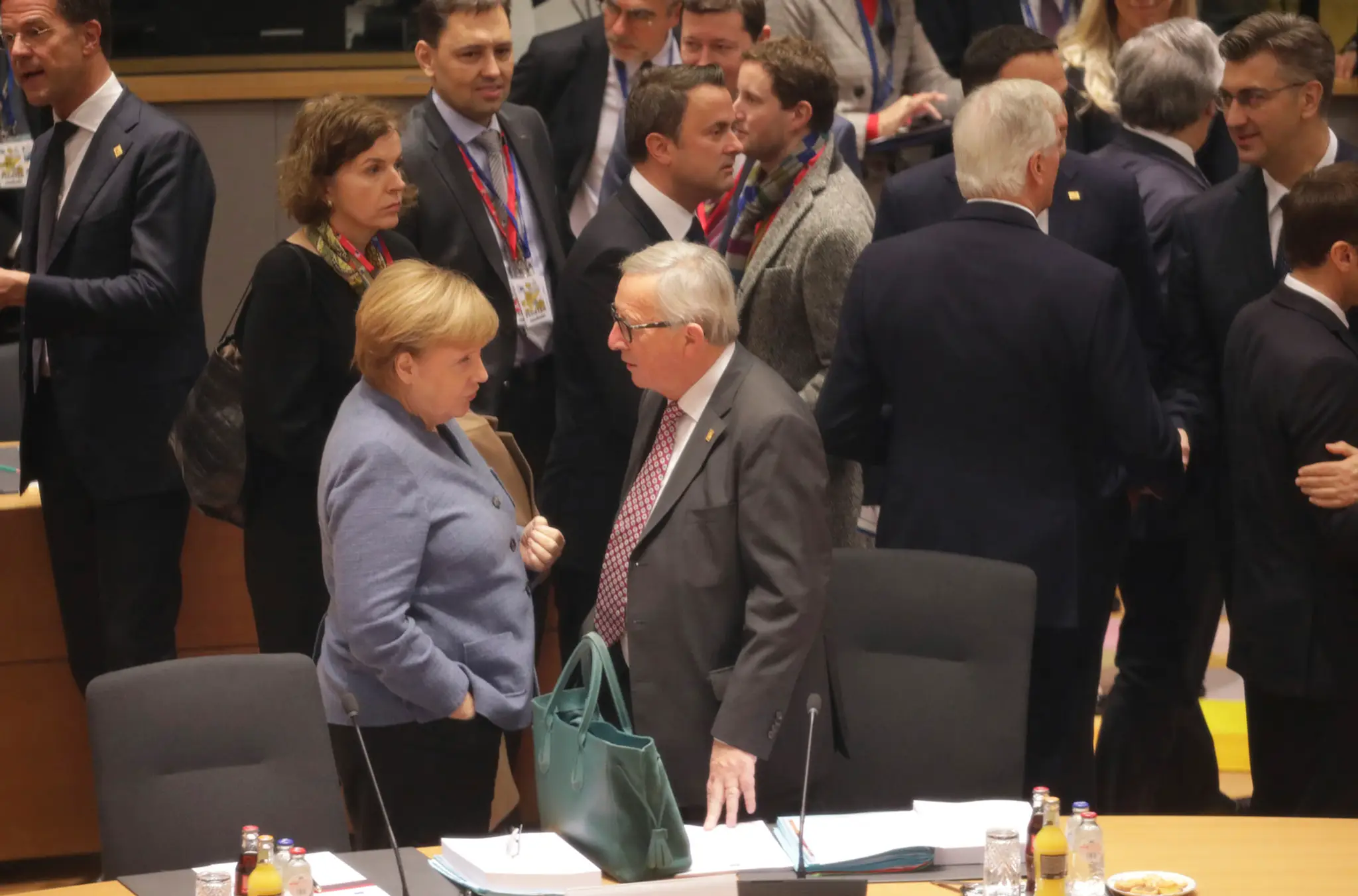 Nemecká kancelárka Angela Merkelová a predseda Európskej komisie Jean-Claude Juncker diskutujú počas mimoriadneho summitu EÚ o b