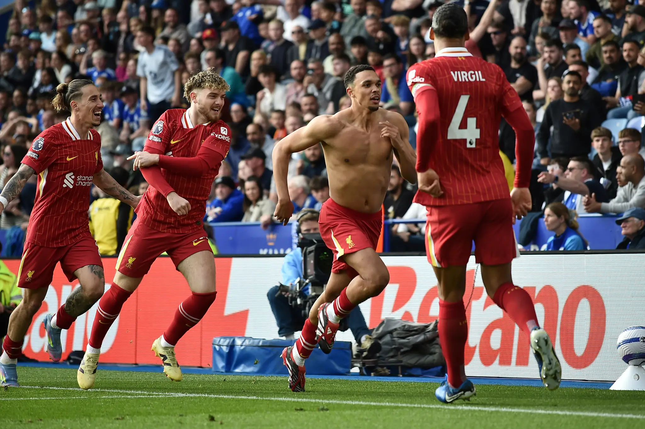 Hráč Liverpoolu Trent Alexander-Arnold (druhý vpravo) oslavuje gól.