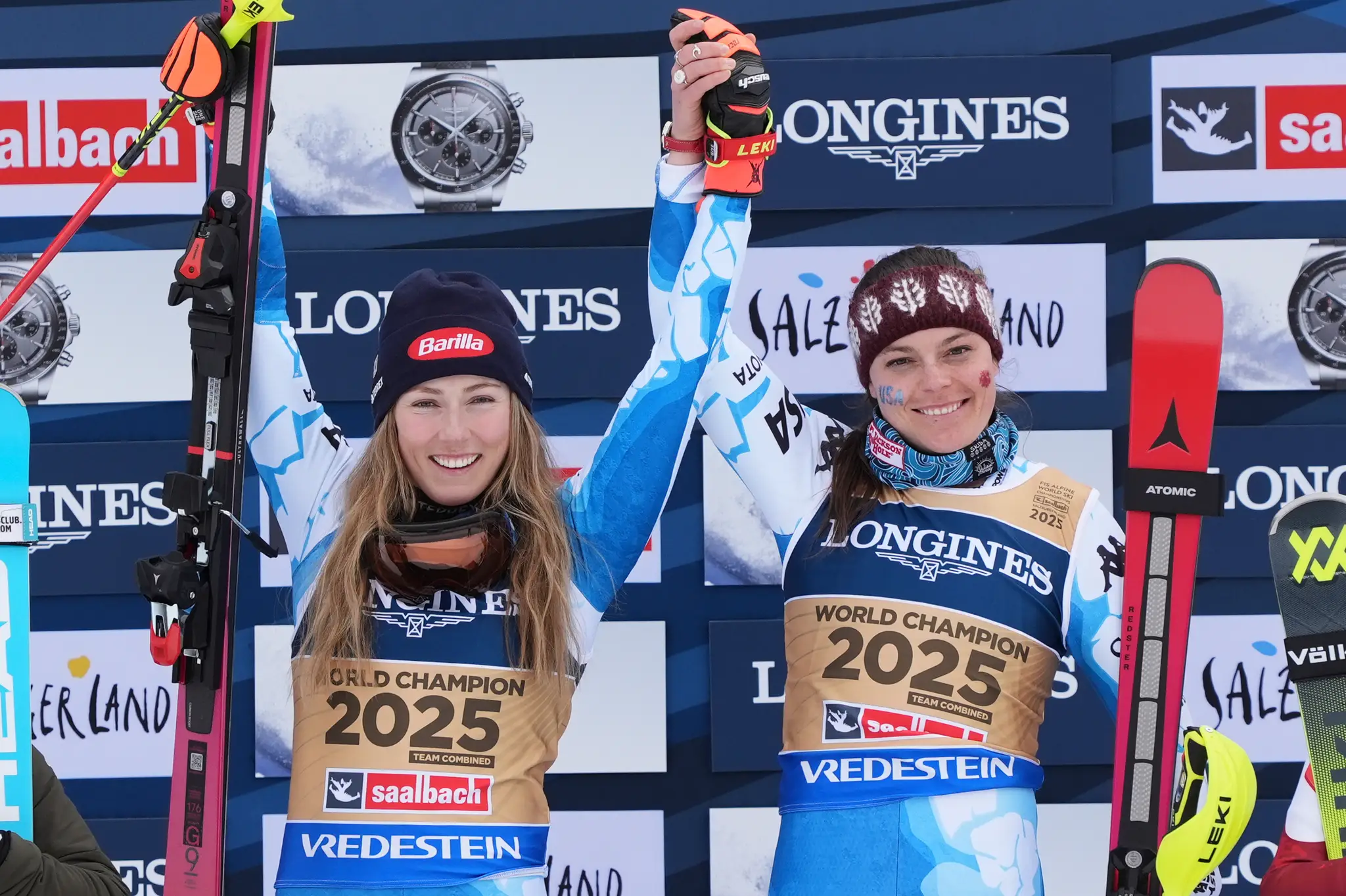 Americké lyžiarky Mikaela Shiffrinová (vľavo) a Breezy Johnsonová oslavujú na pódiu