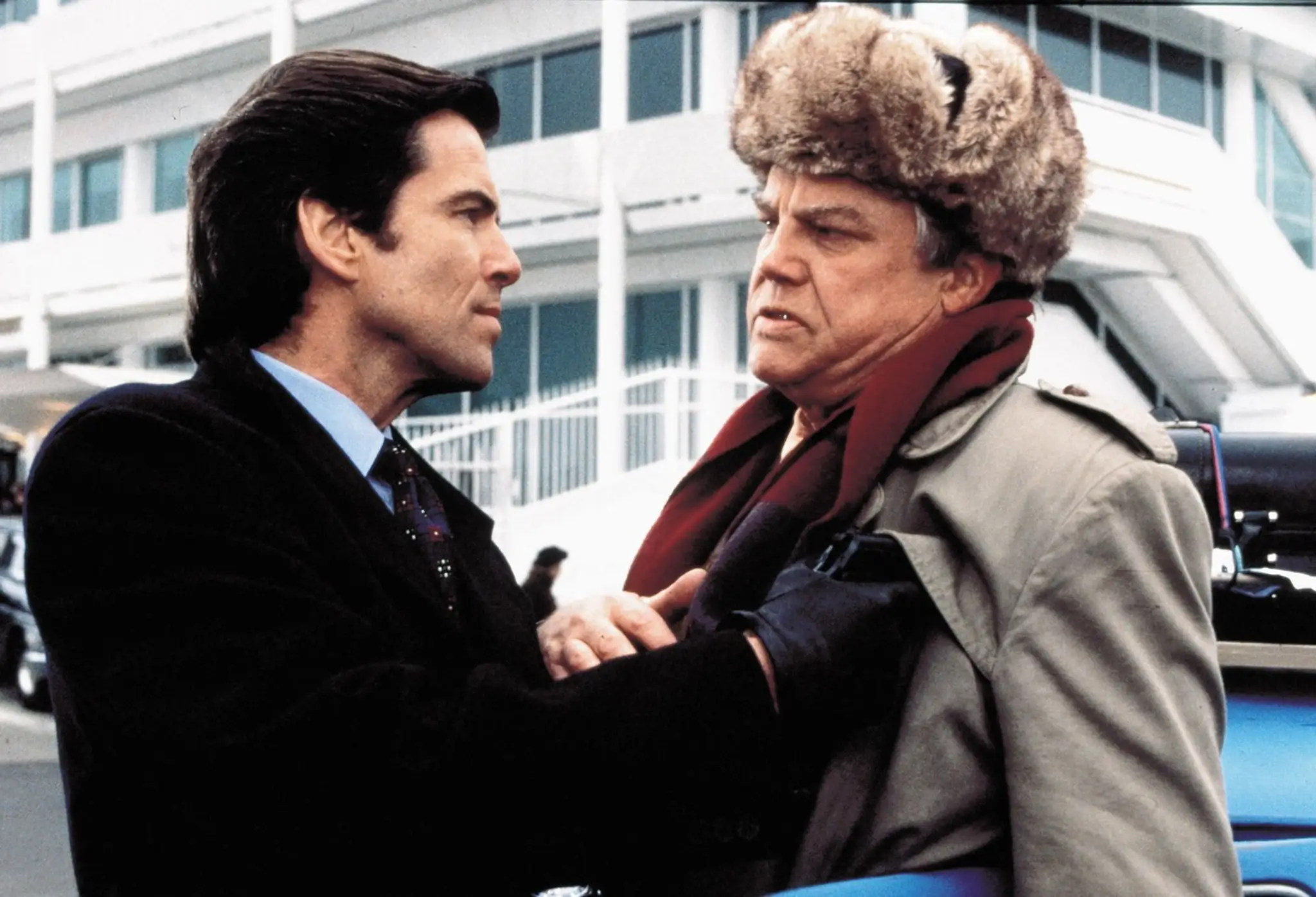 Pierce Brosnan a Joe Don Baker vo filme Zlaté oko (GoldenEye)