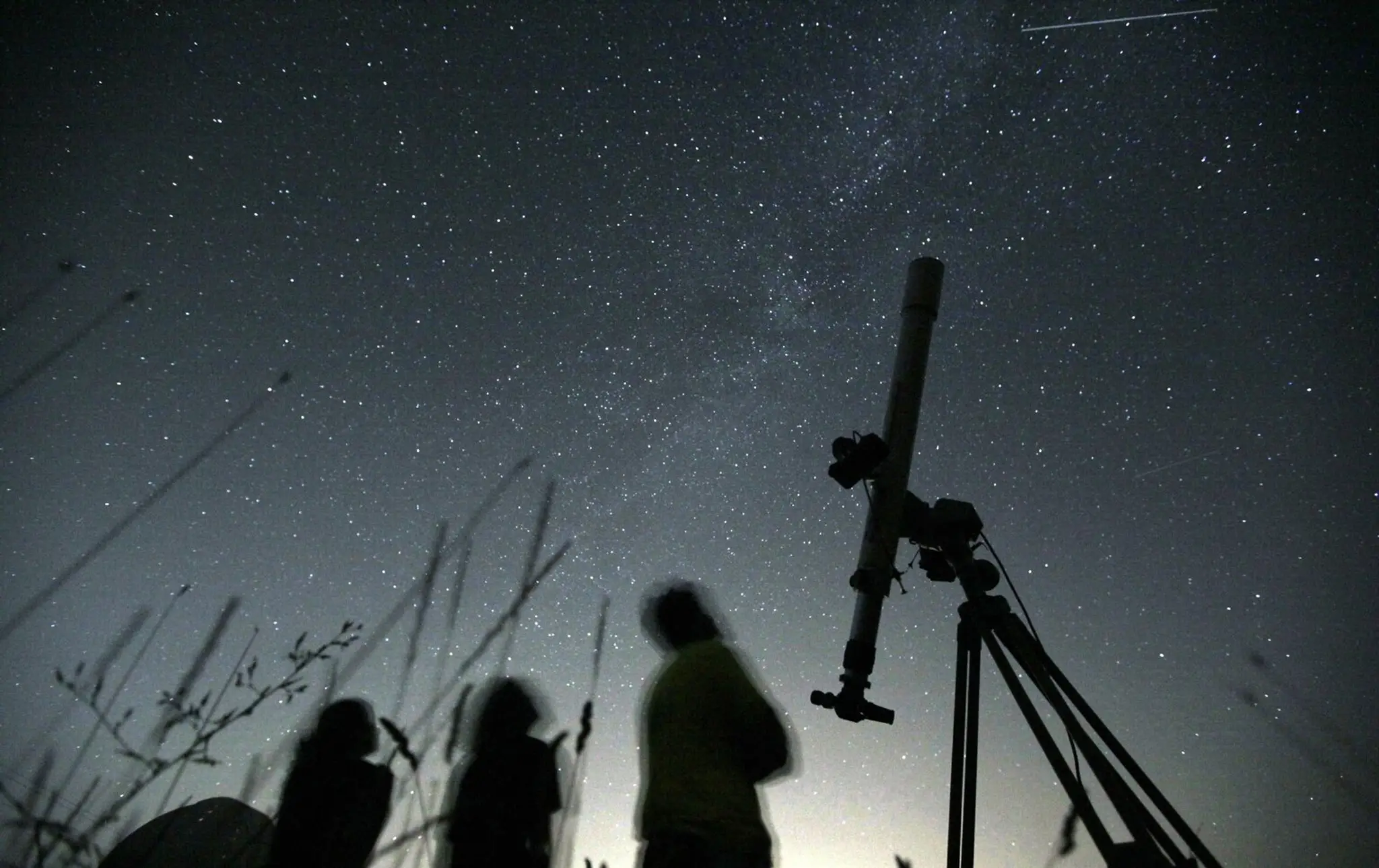 Astronómovia pozorujú na nočnej oblohe meteorický roj Perzeíd