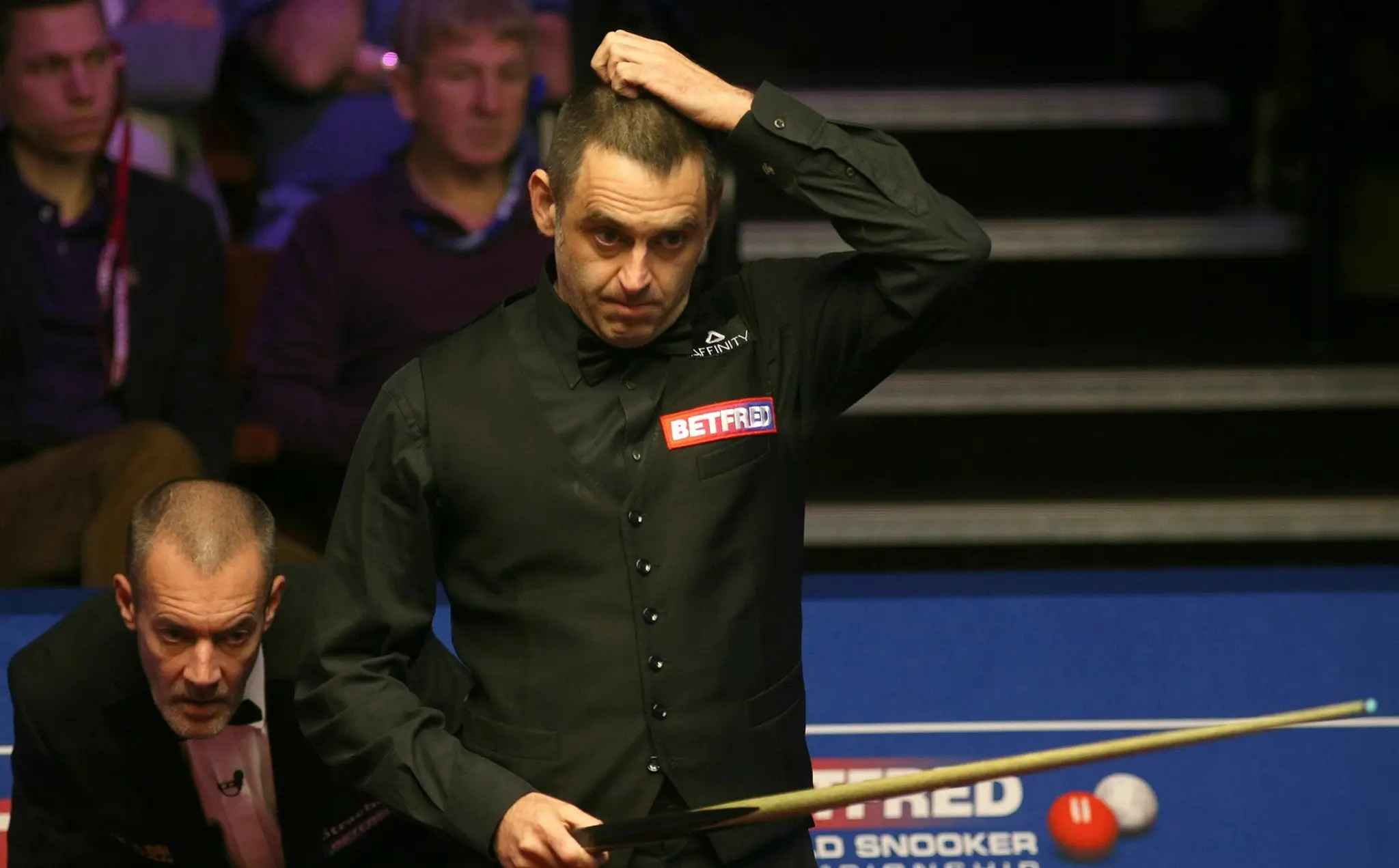 Ronnie O'Sullivan počas zápasu prvého kola MS v snookri.
