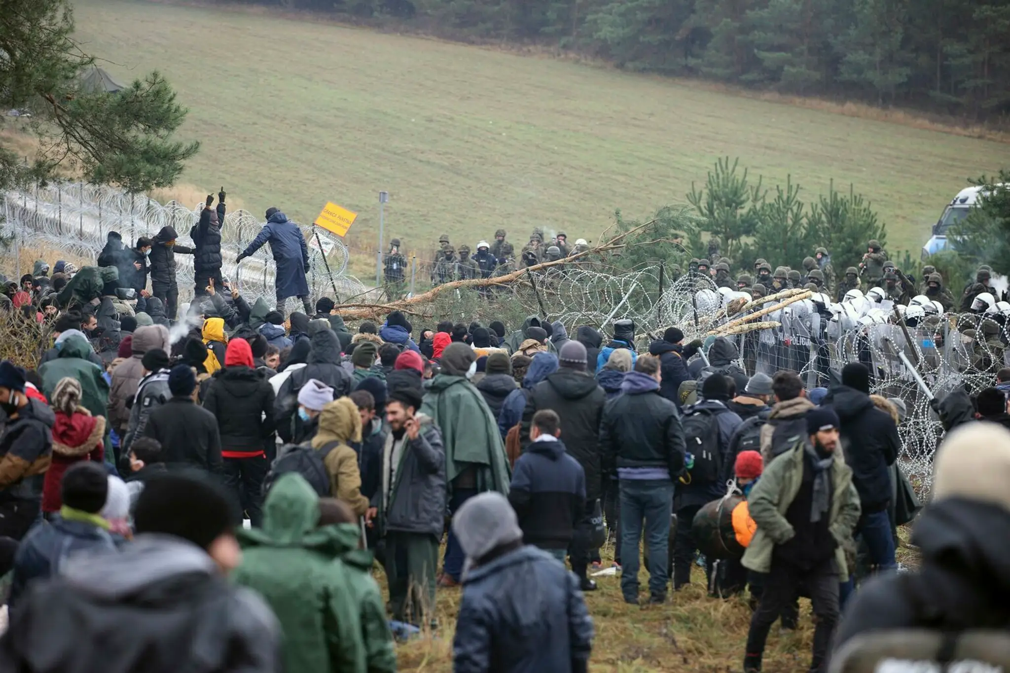 Migranti z Blízkeho východu a iných krajín, ktorí sa pokúšajú prekročiť hranice z Bieloruska do Poľska, sa zhromažďujú na hranic