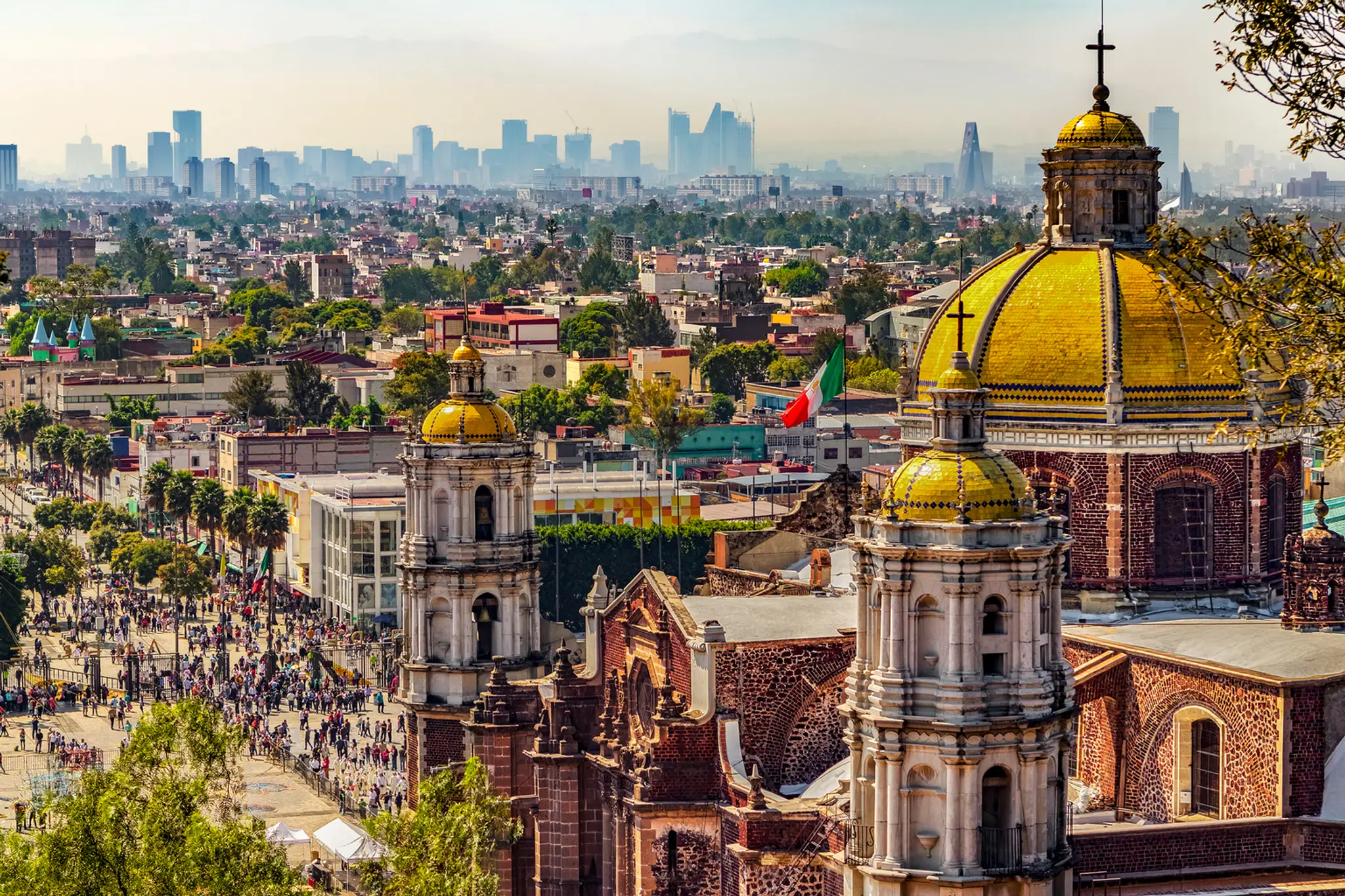 Mexico City, vpravo Bazilika De Nuestra Seňora De Guadalupe.