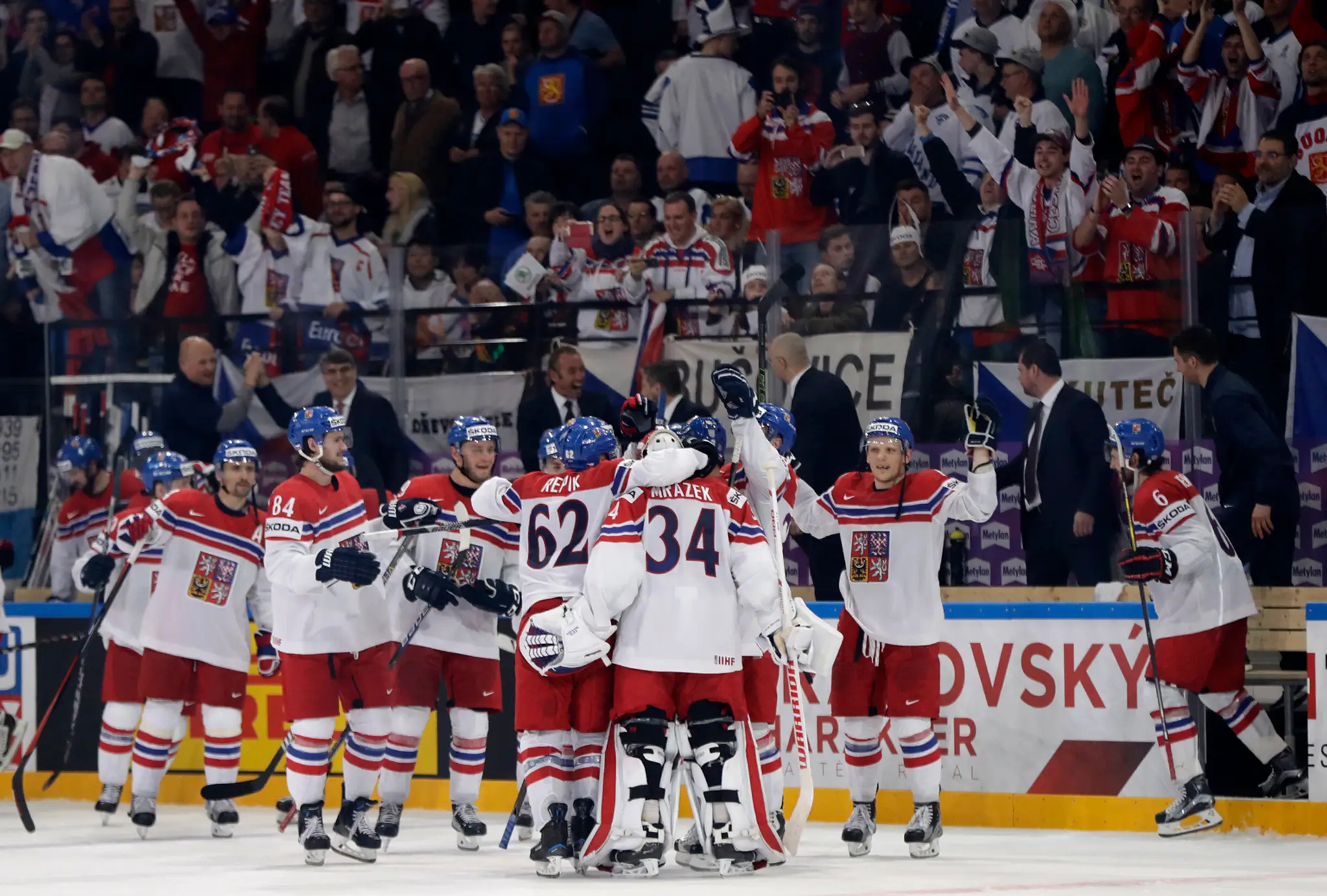 Radosť českých hokejistov po triumfe nad Fínskom na MS 2017.