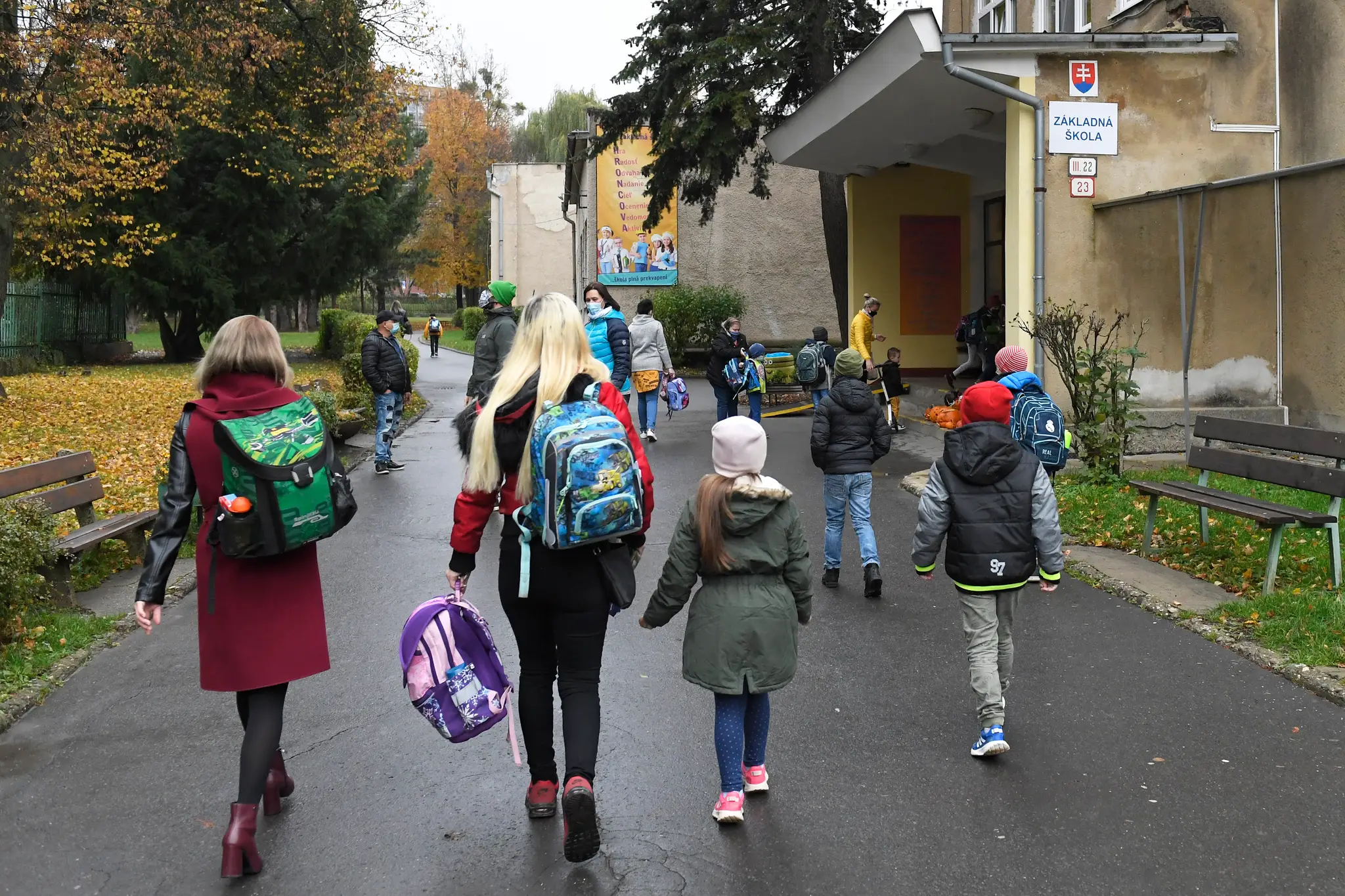 Žiaci prvého stupňa prichádzajú v sprievode rodičov do ZŠ Hroncova. (archív 2020)