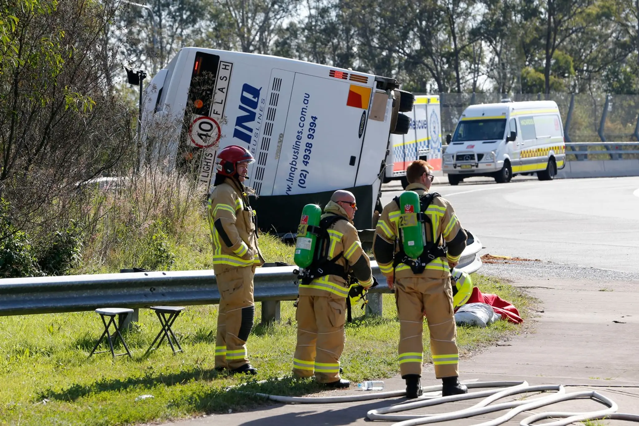 Prevrátený autobus na ceste.