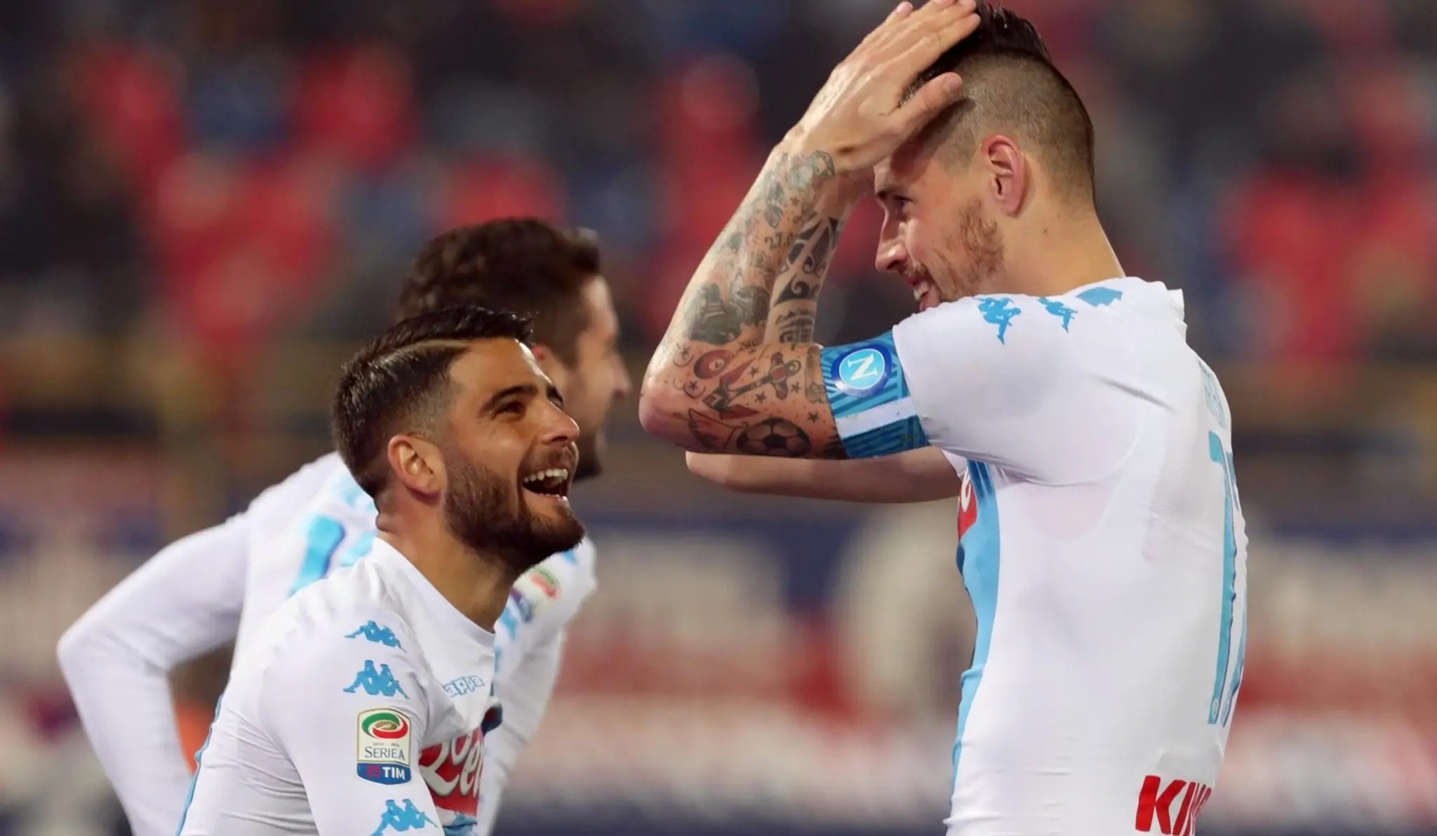 Marek Hamšík oslavuje gól proti Bologne so spoluhráčom Lorenzom Insigneom.