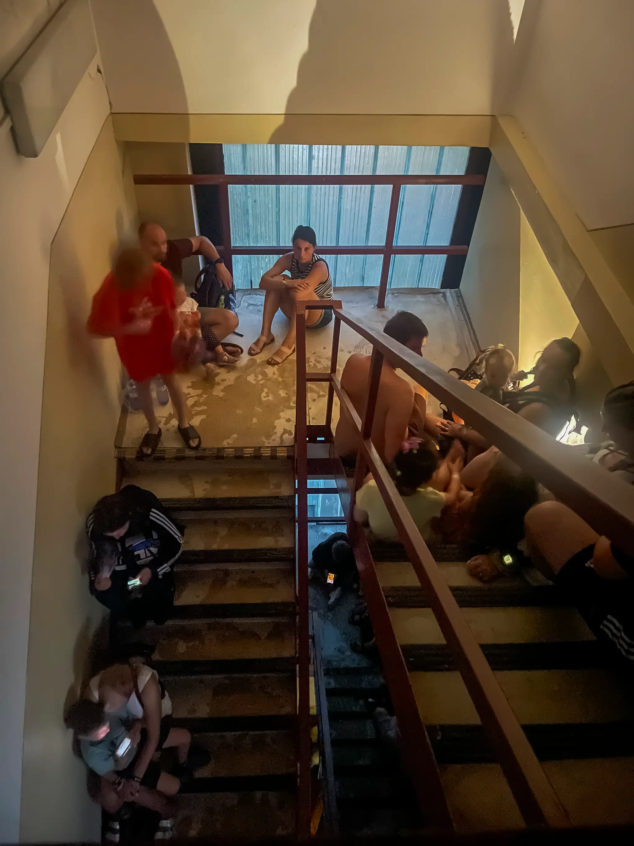 Evakuovaní účastníci festivalu  v letiskovej veži.