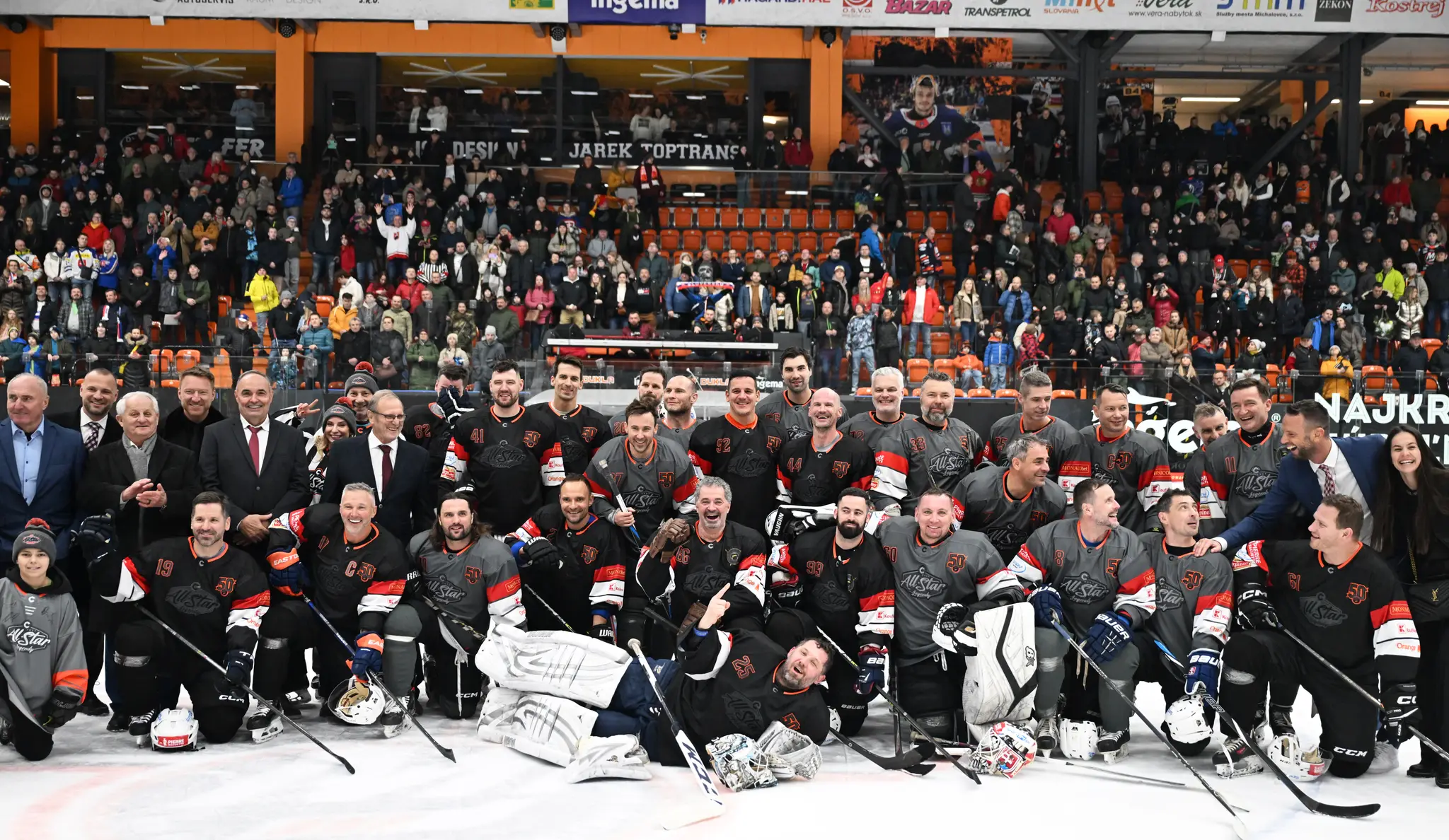 Hráči a tréneri pózujú po zápase Tím Východ - Tím Západ na hokejovej exhibícii All Star Legendy 2025 v Michalovciach 