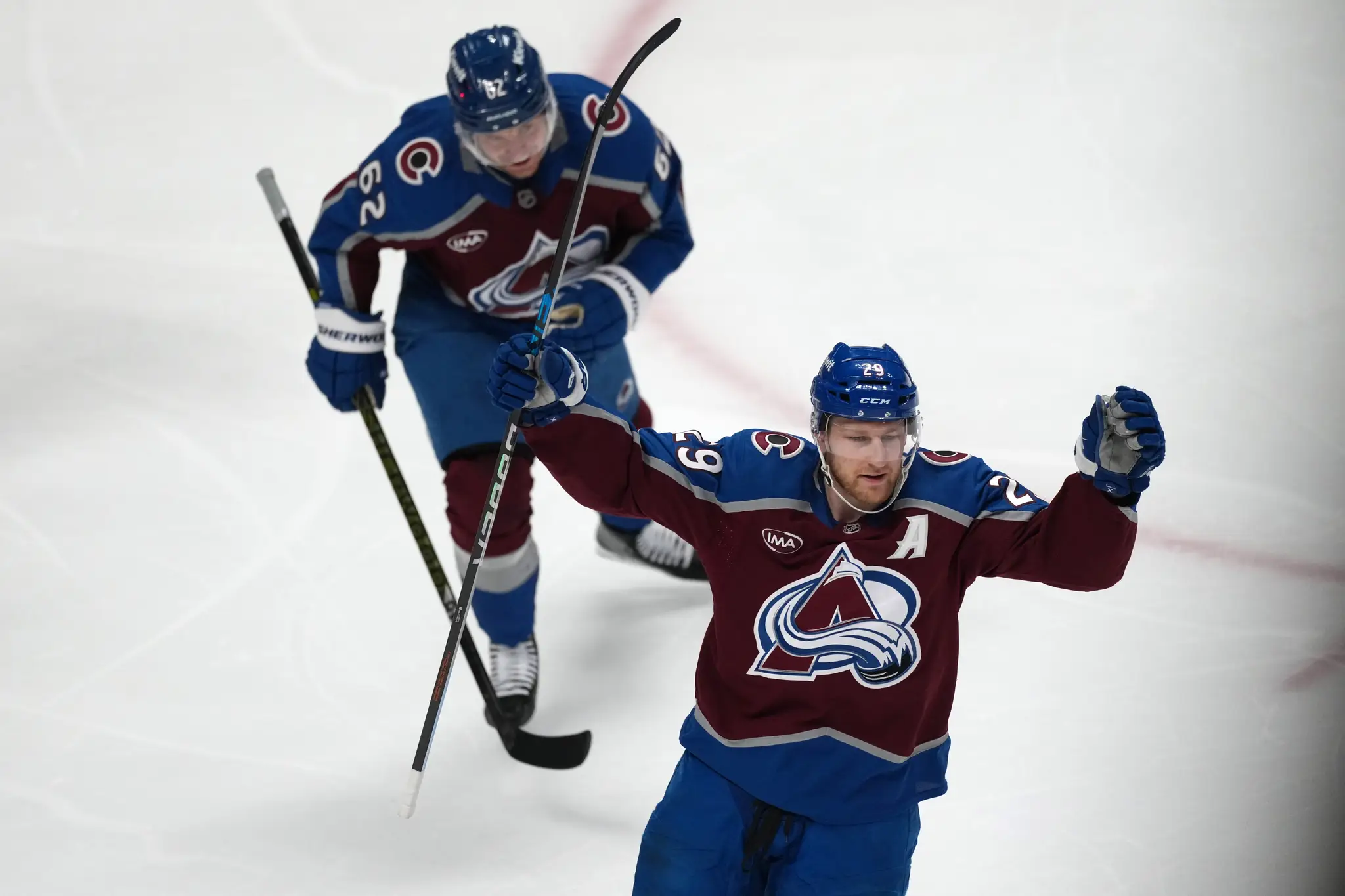 Hokejista Colorada Avalanche Nathan MacKinnon sa teší z gólu.