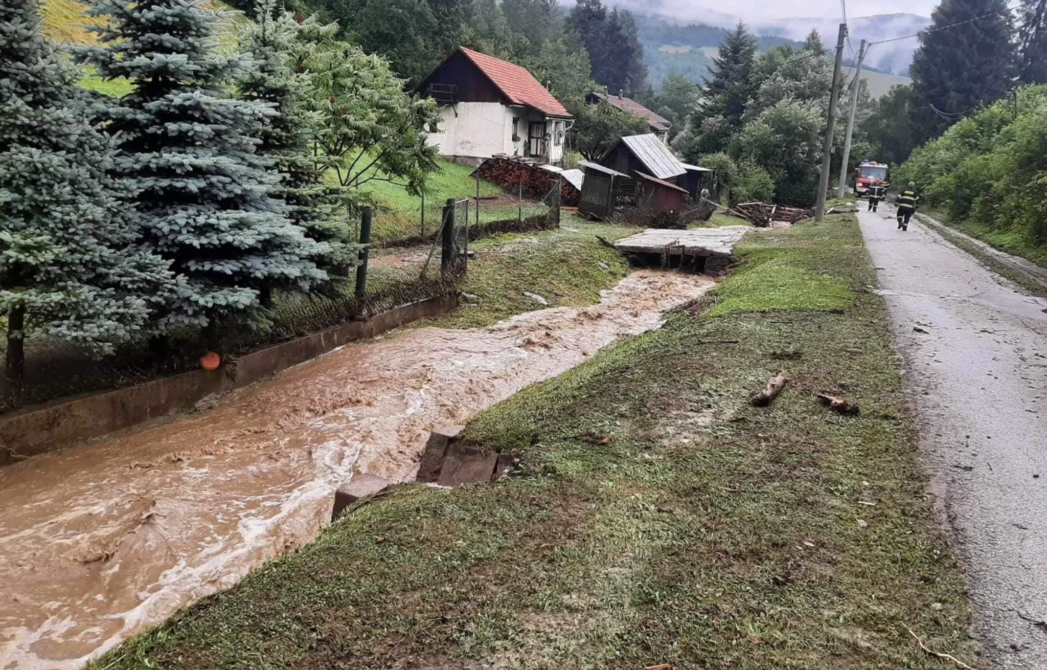Prívalová povodeň v obci Mníšek nad Hnilcom.