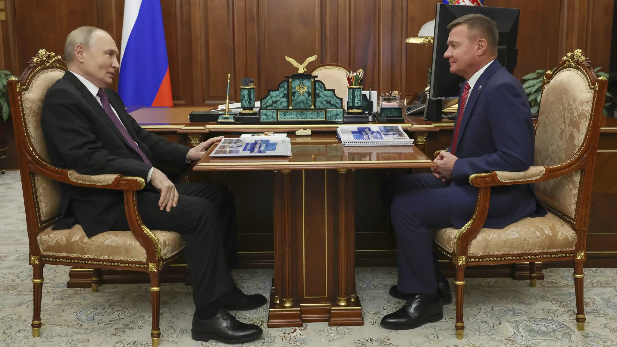 Ruský prezident Vladimir Putin a exminister dopravy Roman Starovojt