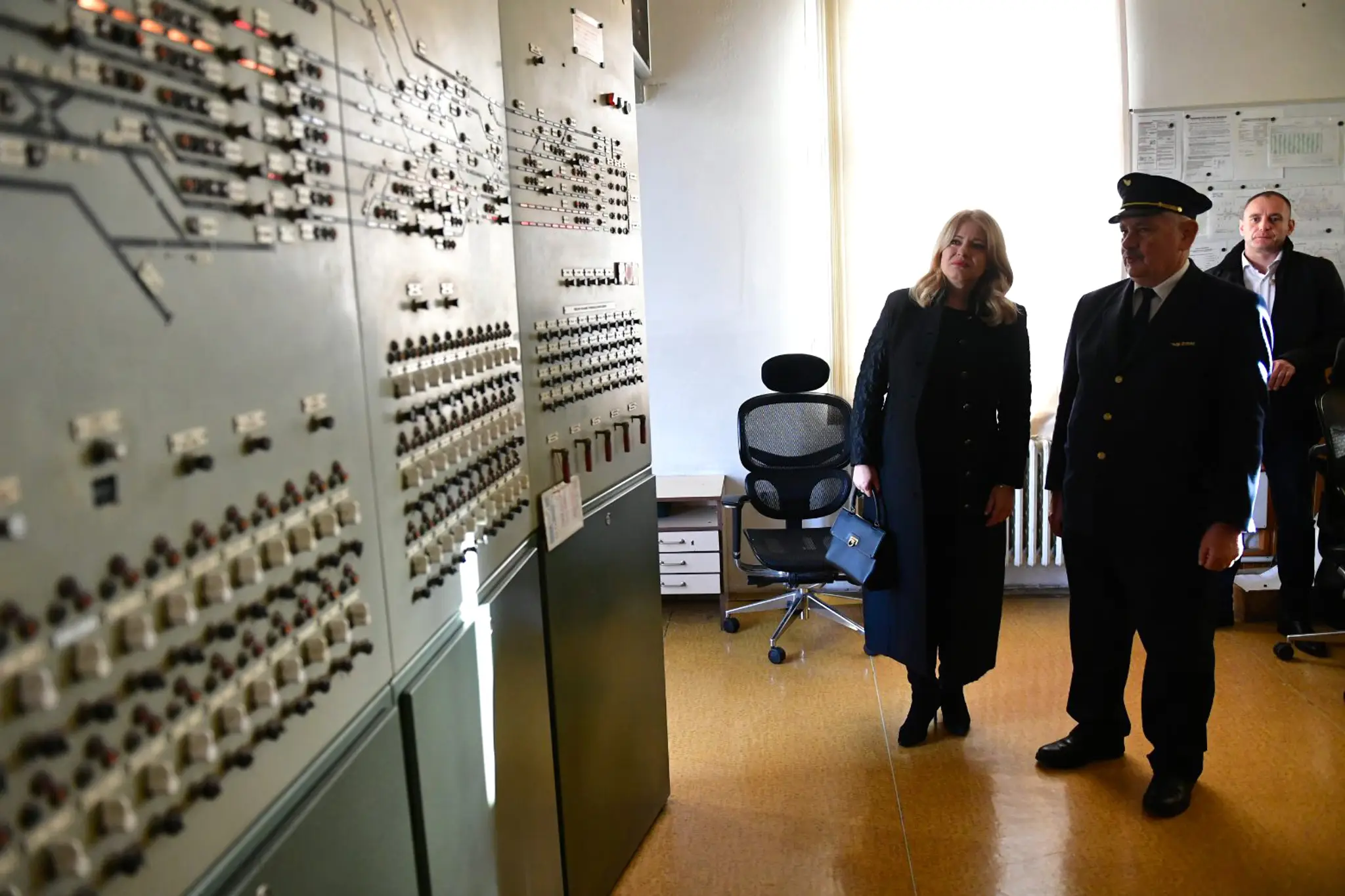 Druhá vpravo prezidentka SR Zuzana Čaputová a vpravo prednosta Hlavnej stanice Pavol Országh počas navštevy železničiarov.