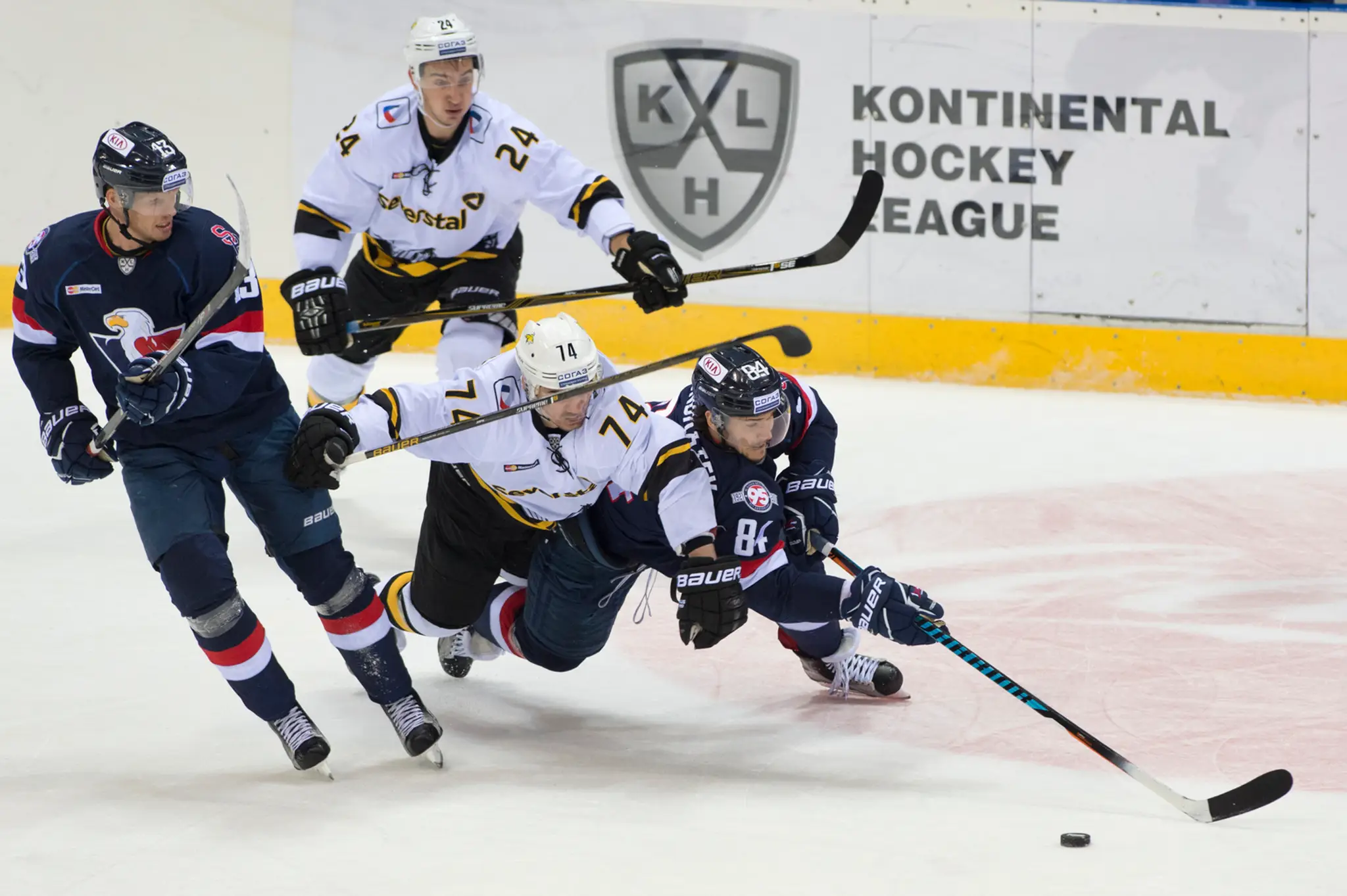 Zľava Václav Nedorost zo Slovana, Sergej Monachov (Severstaľ) a Tomáš Kundrátek v dueli KHL.