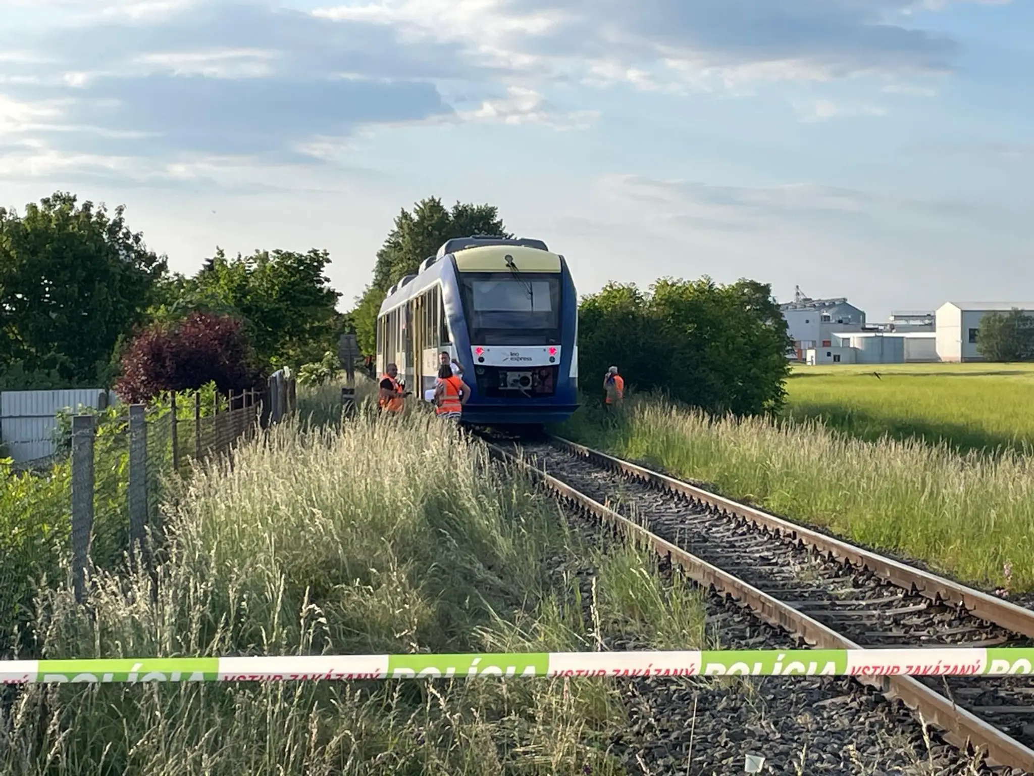 Vo Veľkom Mederi sa zrazil kamión s vlakom.