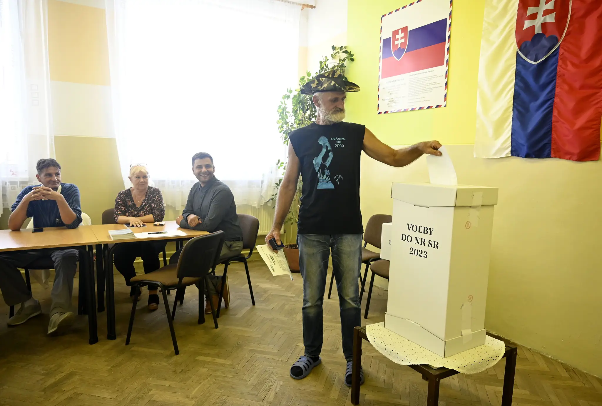 Volič vhadzuje obálku s hlasovacím lístkom do volebnej schránky v najnižšie položenej obci na Slovensku - Klin nad Bodrogom.