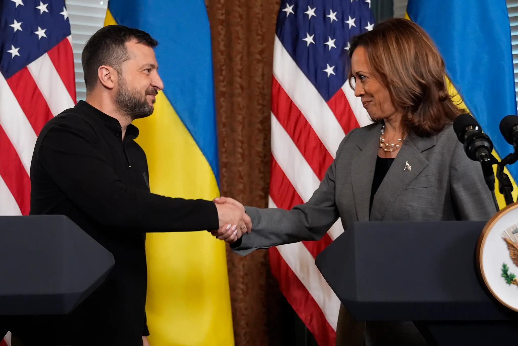Ukrajinský prezident Volodymyr Zelenskyj (vľavo) a americká viceprezidentka Kamala Harrisová si podávajú ruky počas stretnutia vo Washingtone. 