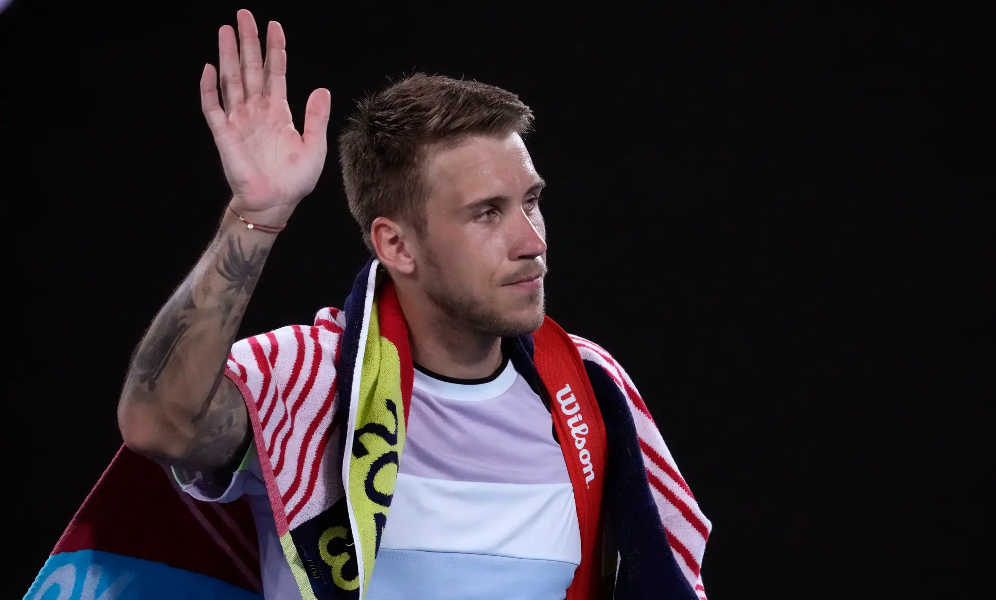Alex Molčan máva divákom po prehre v 2. kole na Australian Open.