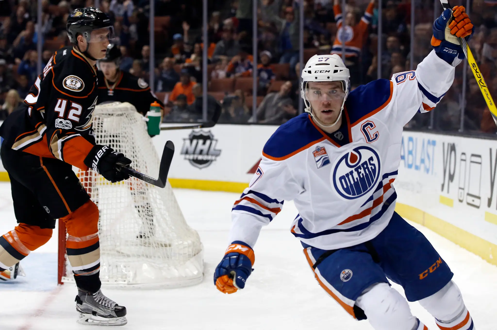 Connor McDavid oslavuje svoj gól v zápase Edmonton Oilers - Anaheim Ducks.