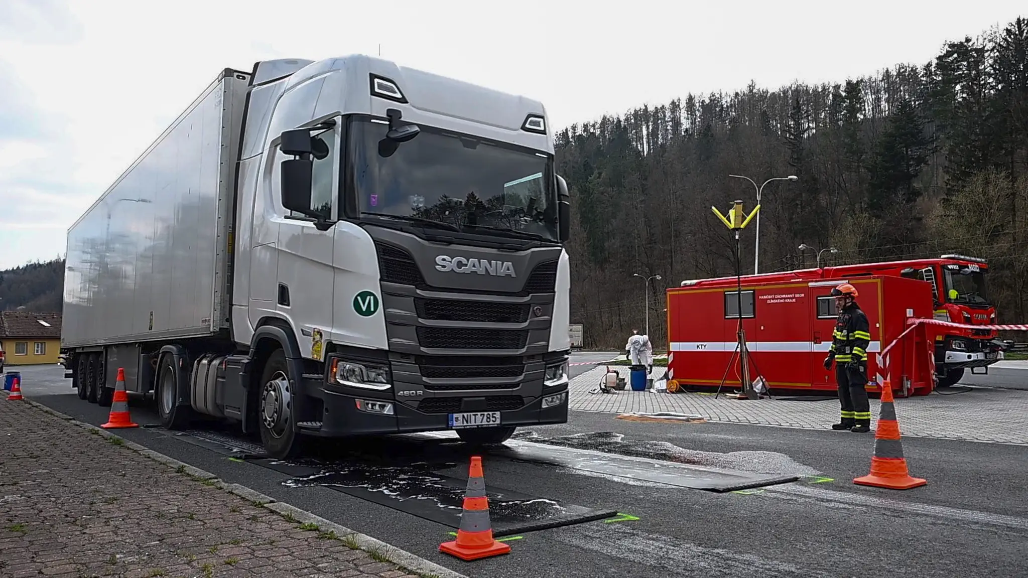Policajti pre slintačku a krívačku zastavujú vozidlá na hraničných priechodoch