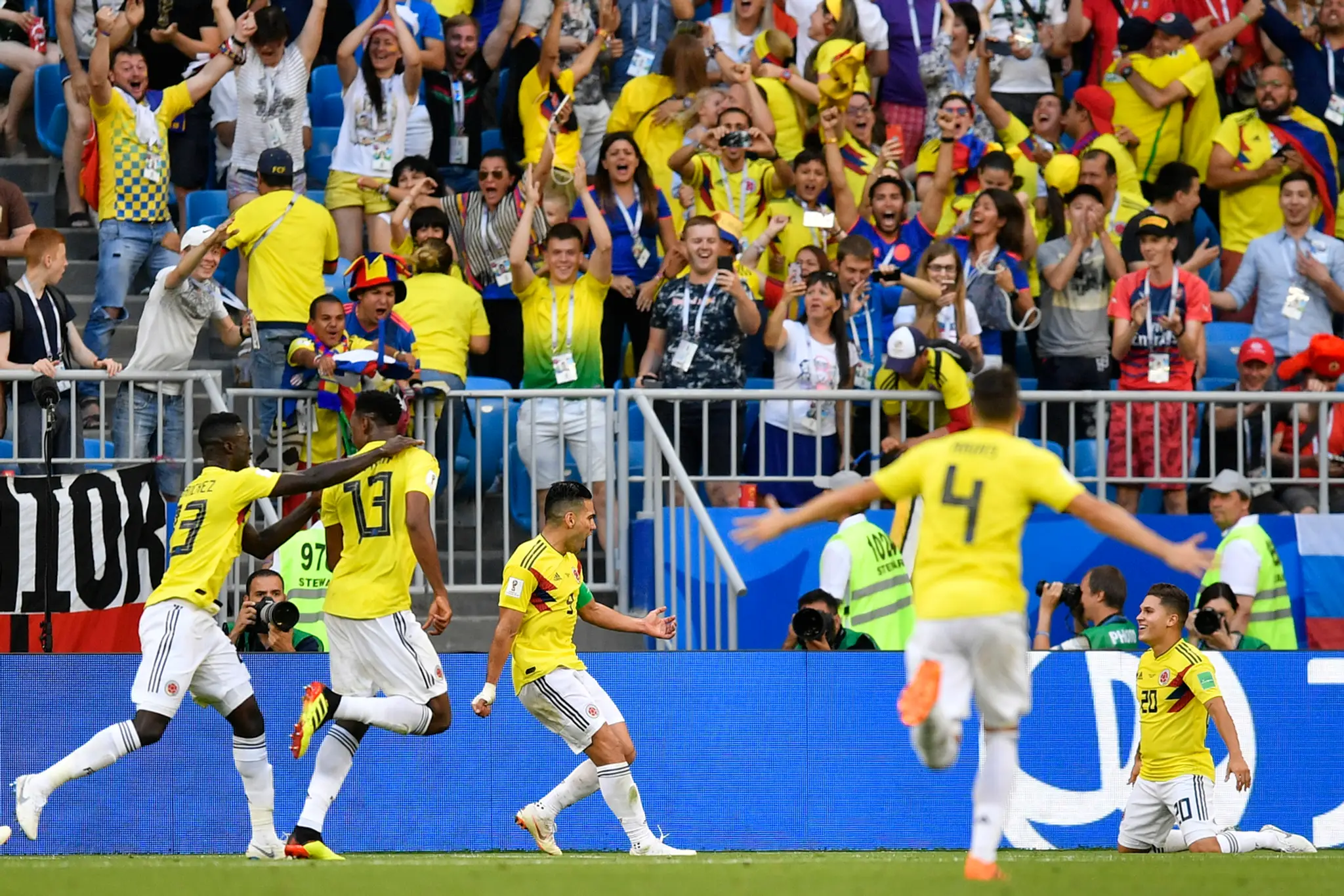 Kolumbijskí hráči sa tešia z gólu v sieti Senegalu na MS 2018.