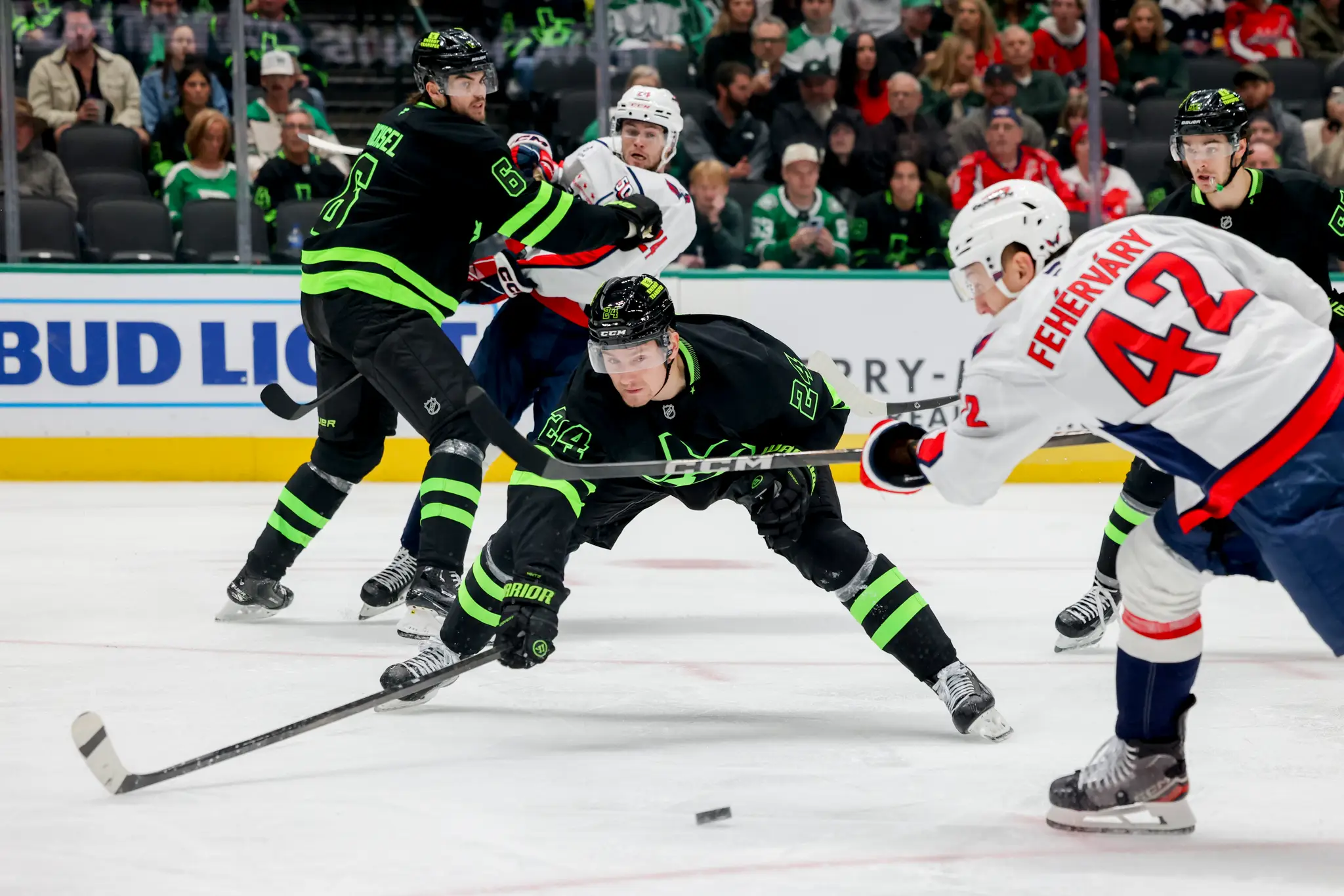 Na snímke slovenský obranca v drese Washingtonu Capitals Martin Fehérváry (vpravo) počas zápasu zámorskej NHL Dallas.