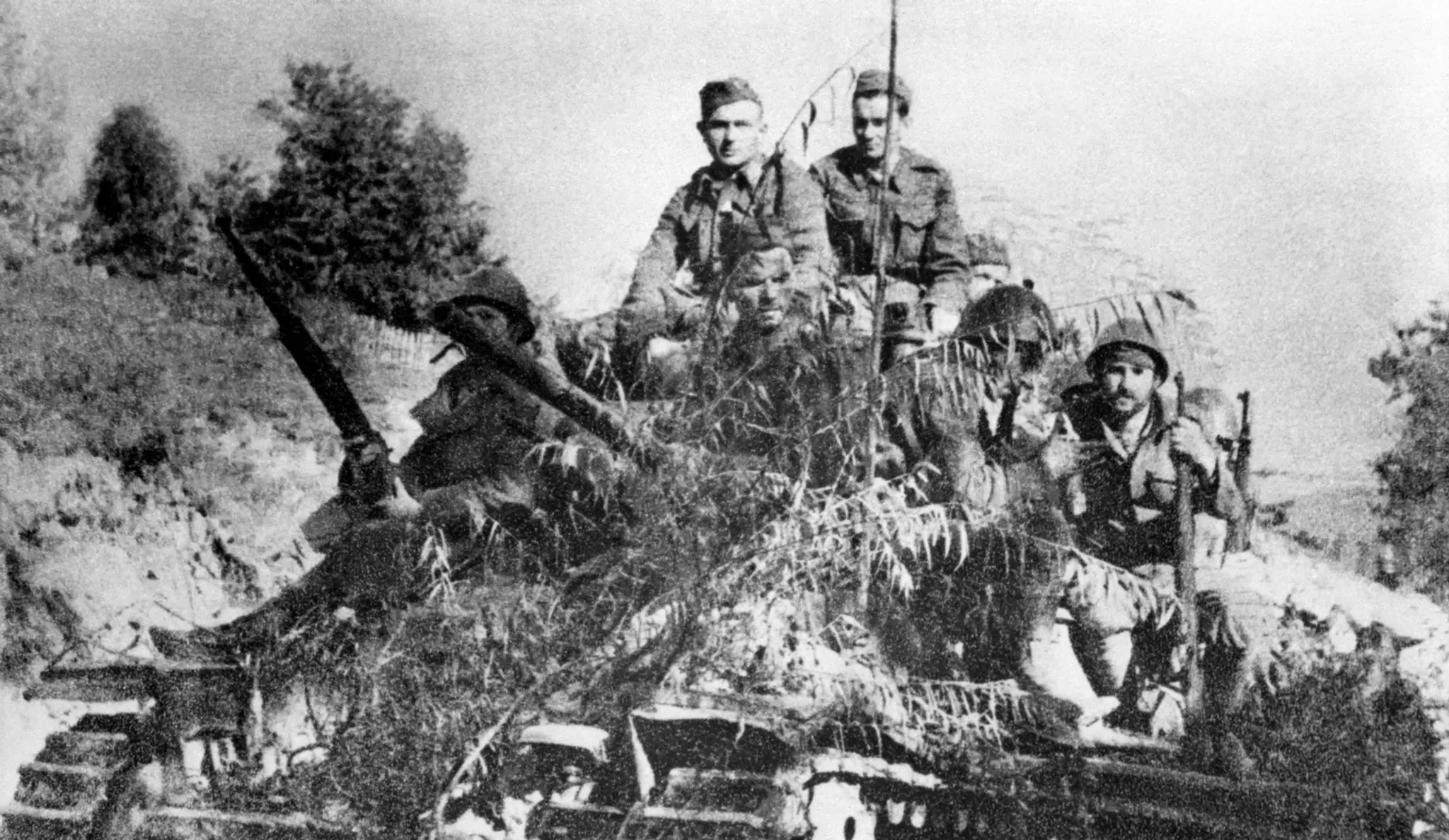 Na archívnej snímke 28. januára 1964 povstalecké tanky v Hronskej Slatine počas reprodukcie SNP