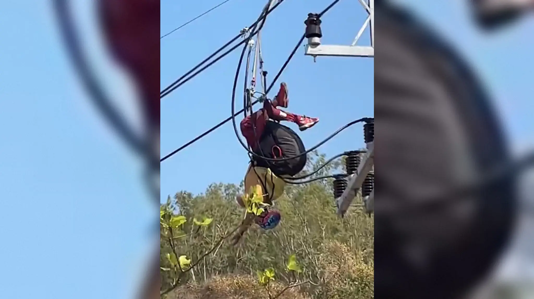 Ostal visieť zamotaný na elektrickom vedení. 