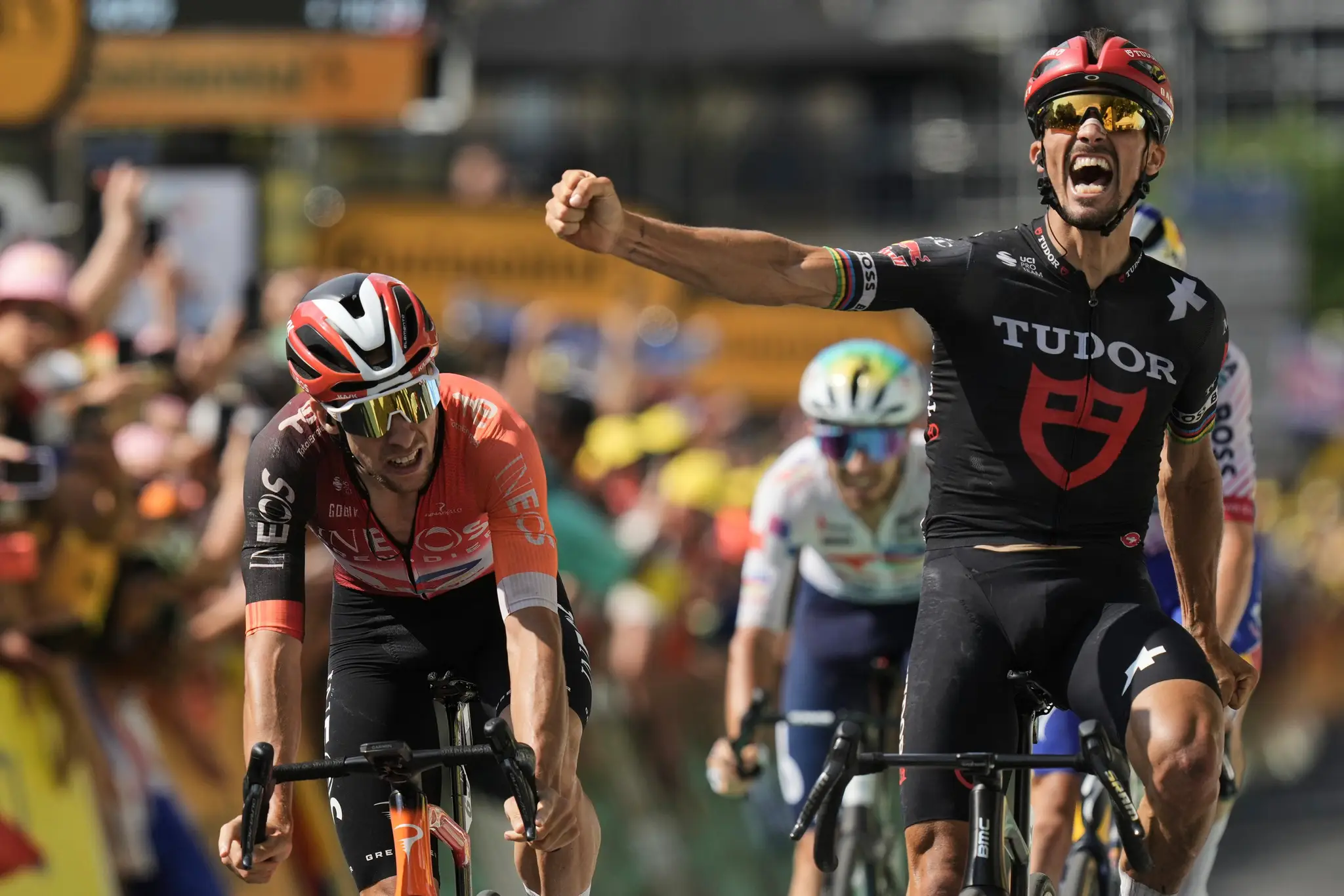 Julian Alaphilippe oslavoval víťazstvo, no skončil tretí.