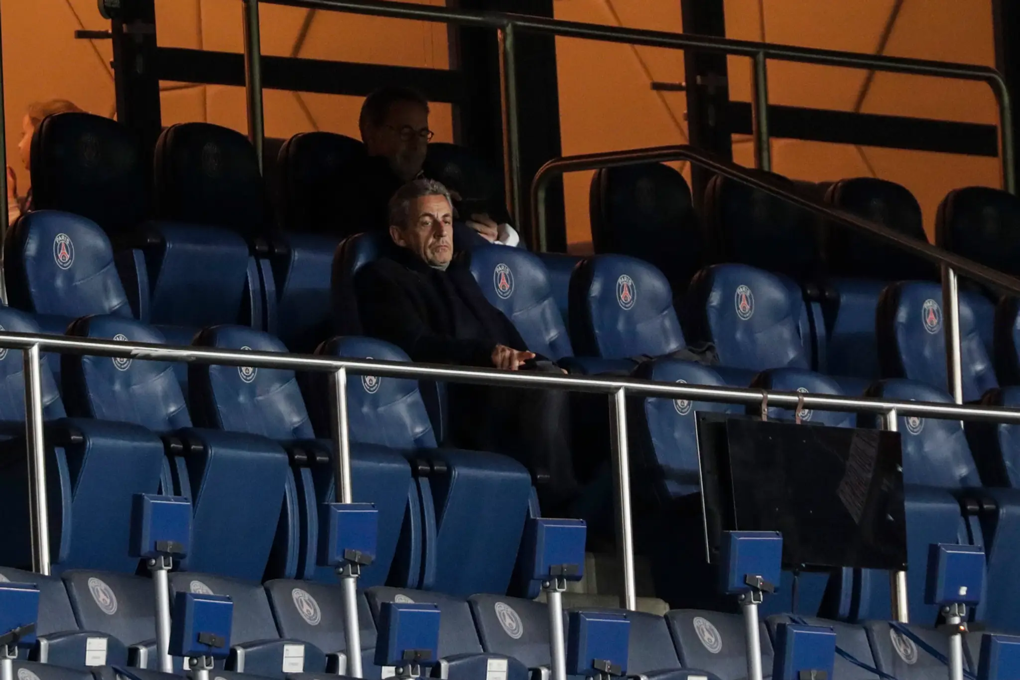 Bývalý francúzsky prezident Nicolas Sarkozy sleduje osemfinále Francúzskeho pohára PSG - Lille