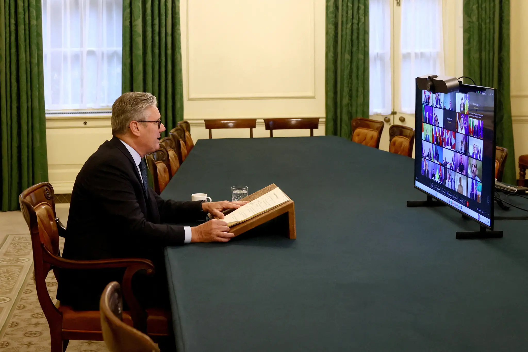 Britský premiér Keir Starmer počas videohovoru s európskymi lídrami o Ukrajine.
