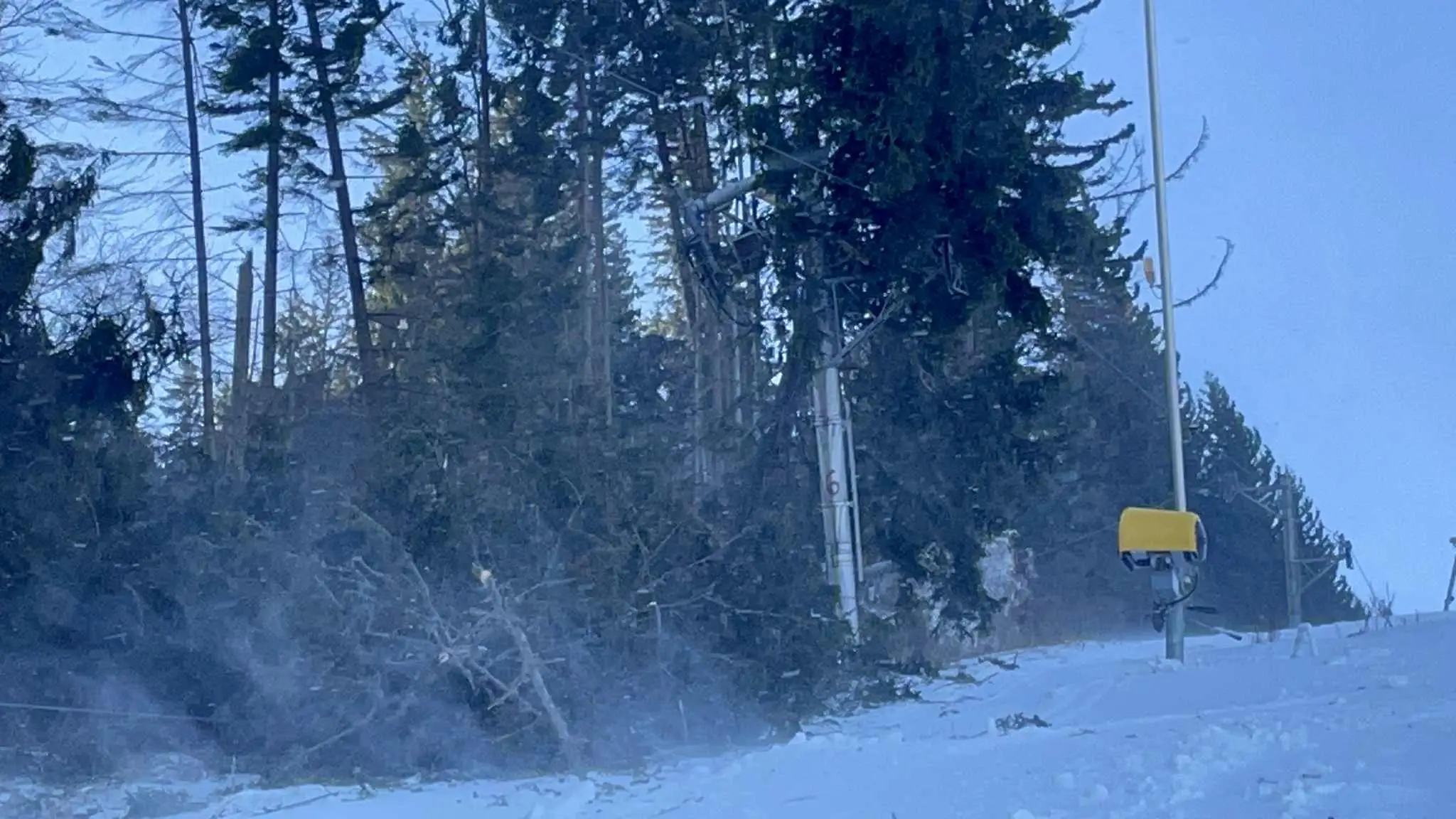Silný vietor napáchal škody v SKI Resorte Smrečiny.
