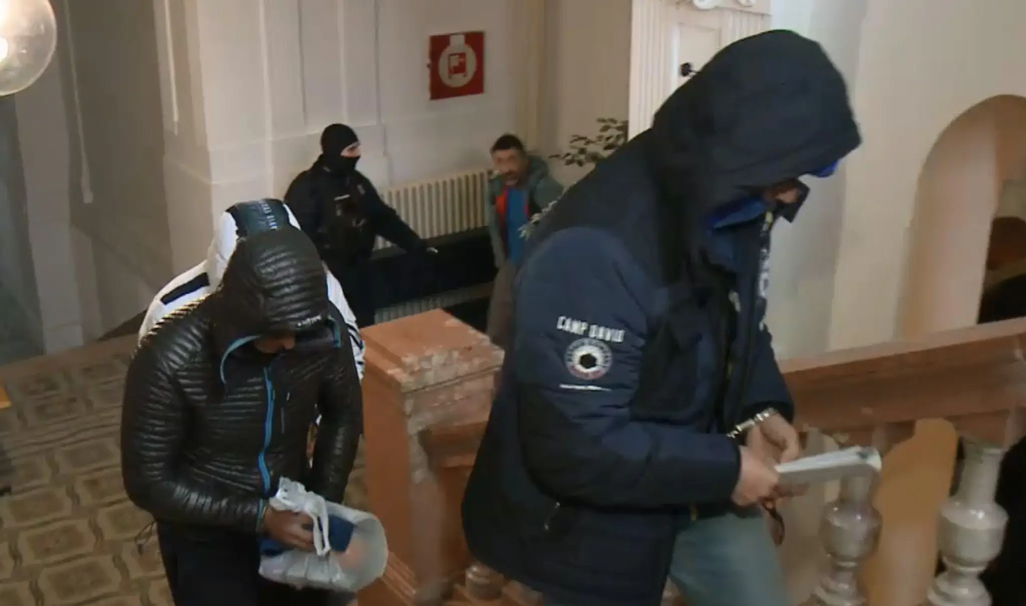 Údajní takáčovci aj s dvomi bývalými policajtmi sa dnes postavili pred súd