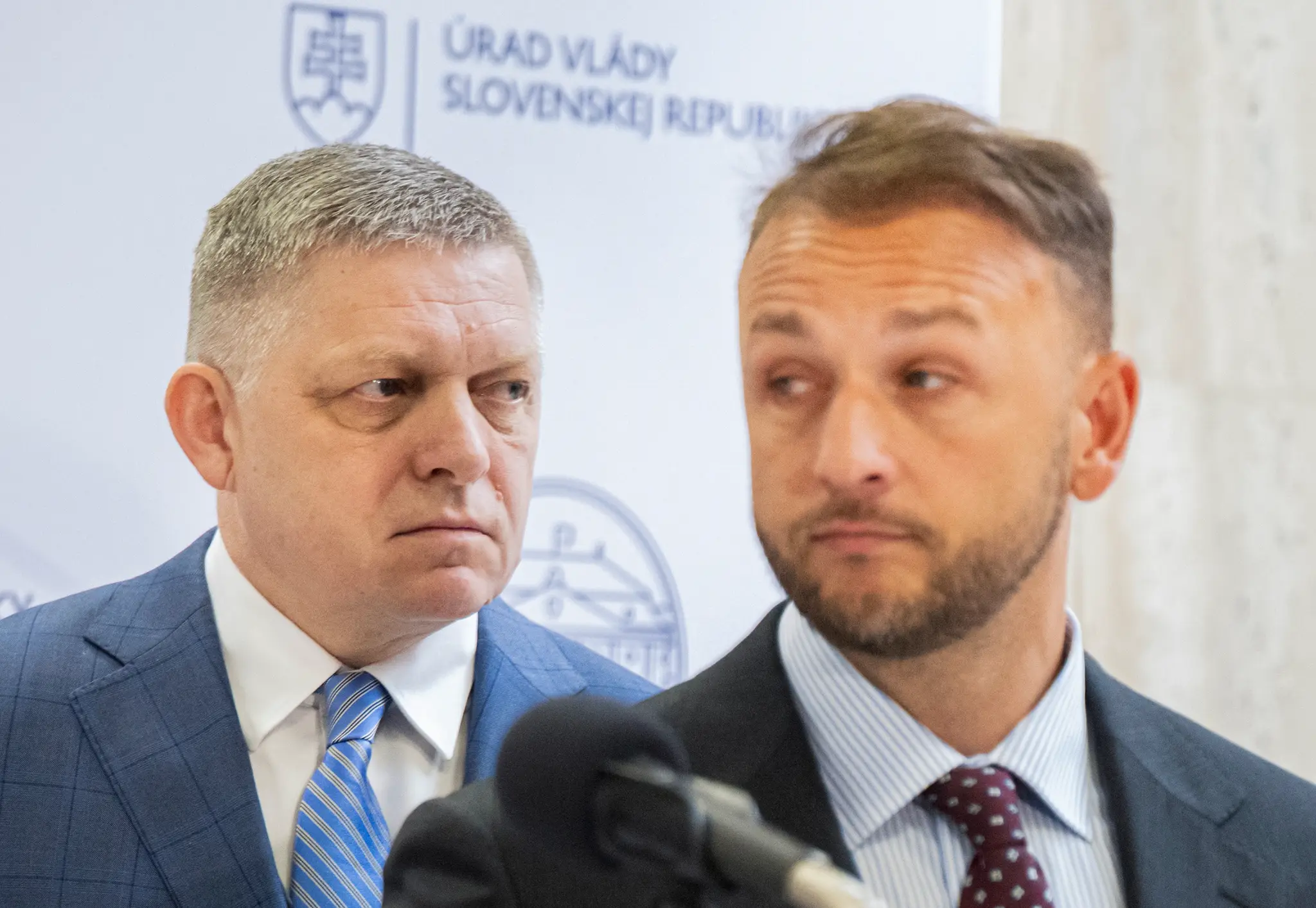 Na snímke zľava predseda vlády SR Robert Fico (Smer-SD) a minister vnútra SR Matúš Šutaj-Eštok (Hlas-SD) 