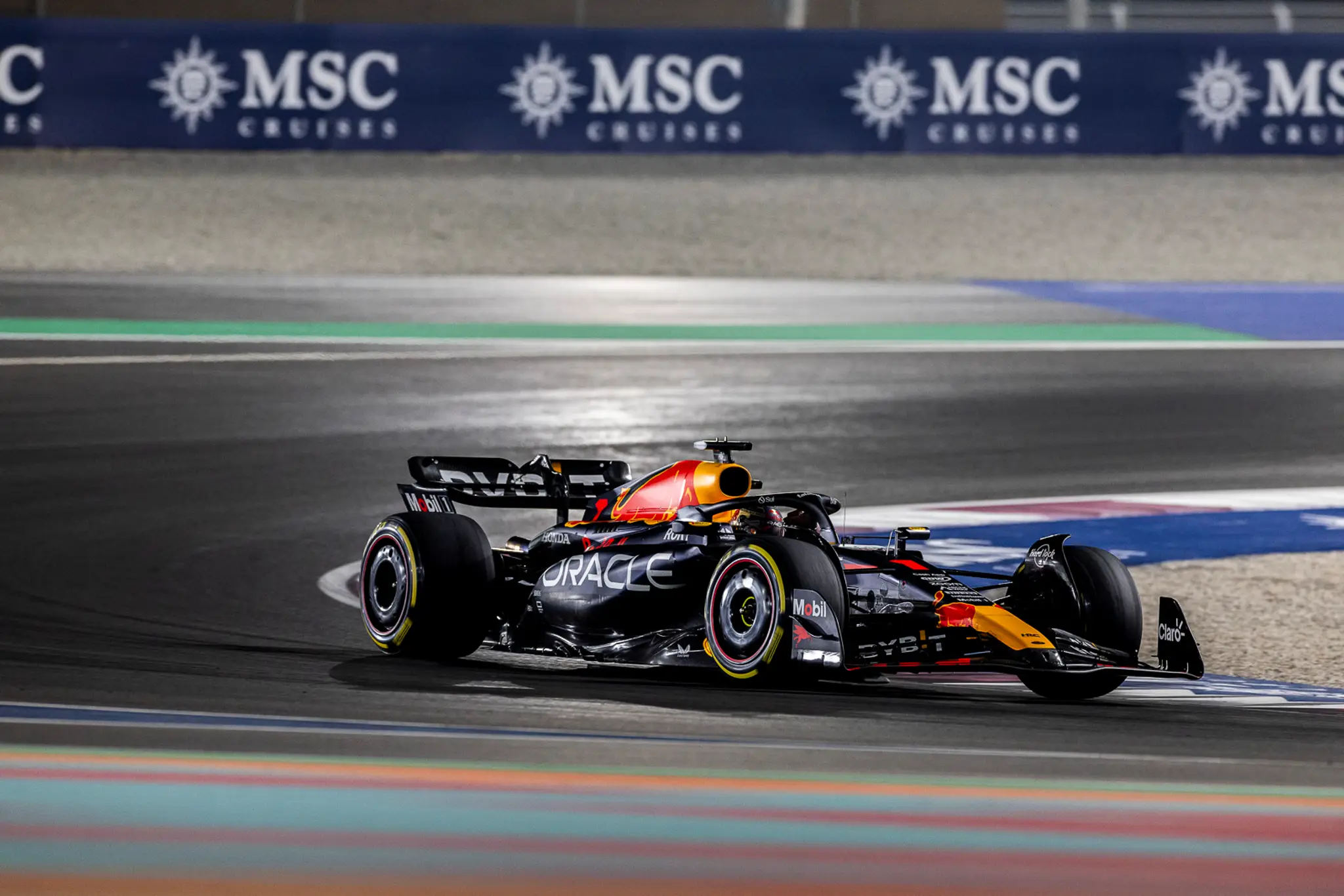 Holanďan Max Verstappen na trati v Katare.