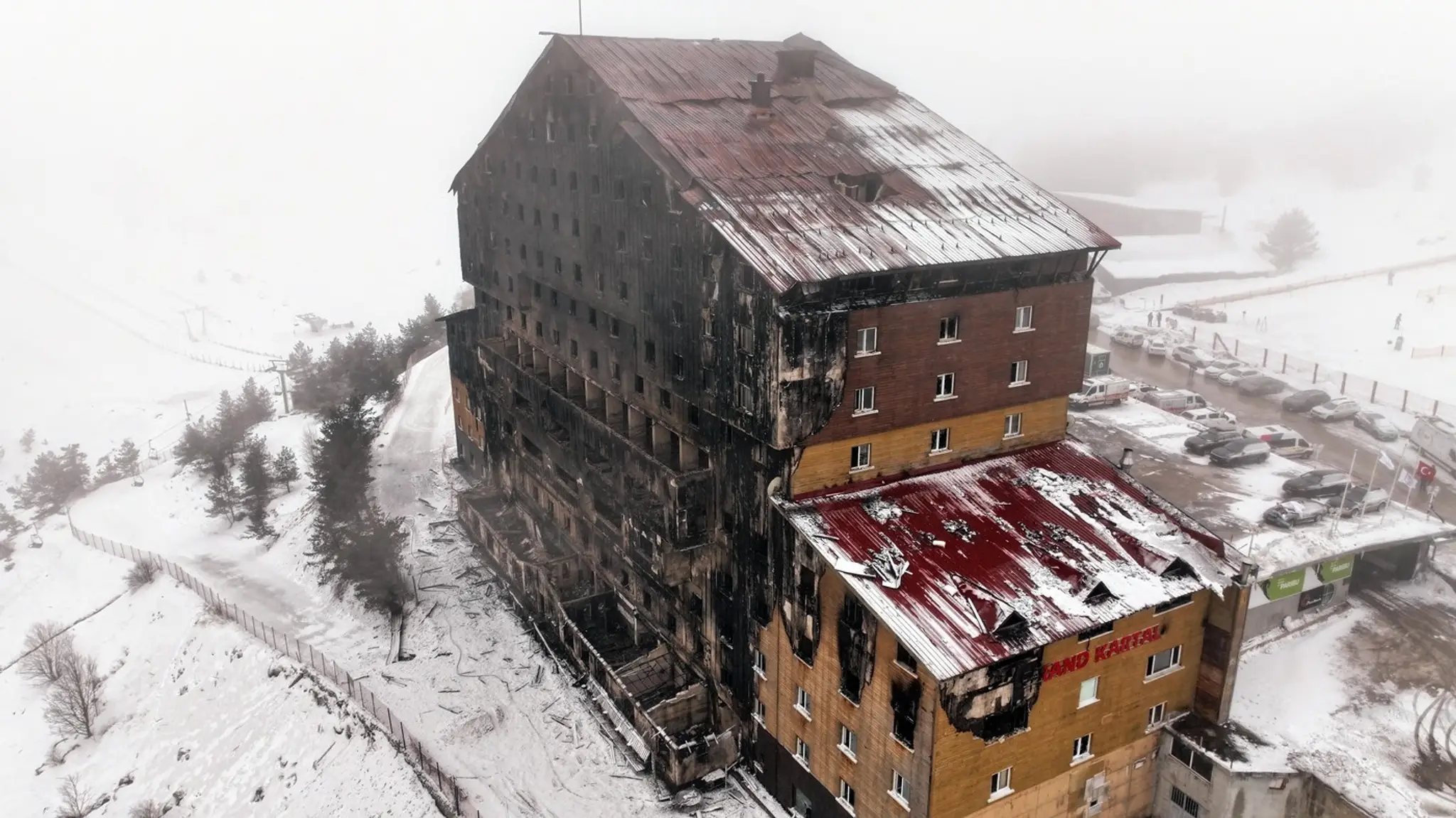 Požiarom zdevastovaný hotel v lyžiarskom stredisku Kartalkaya.