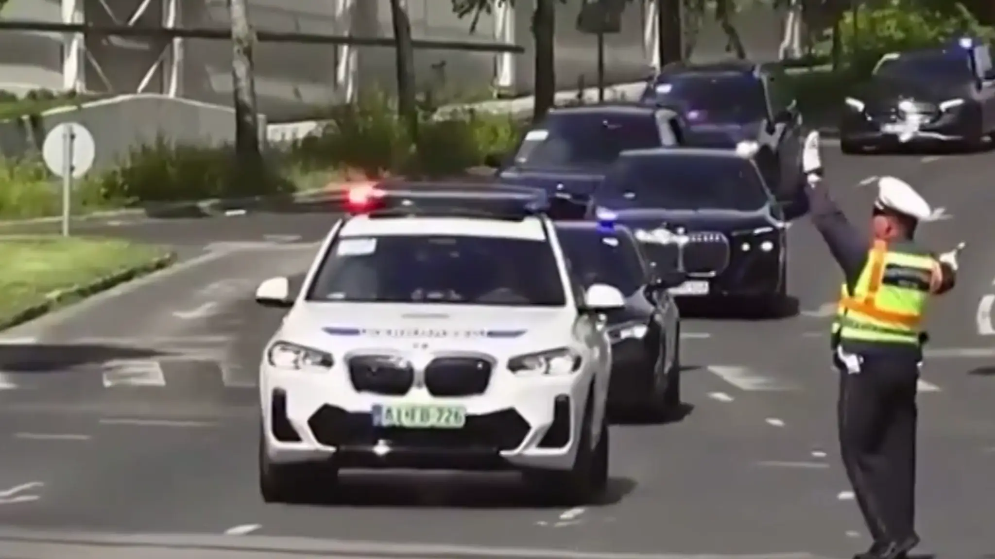 Policajt zastavil sanitku, aby mohol prejsť politický konvoj