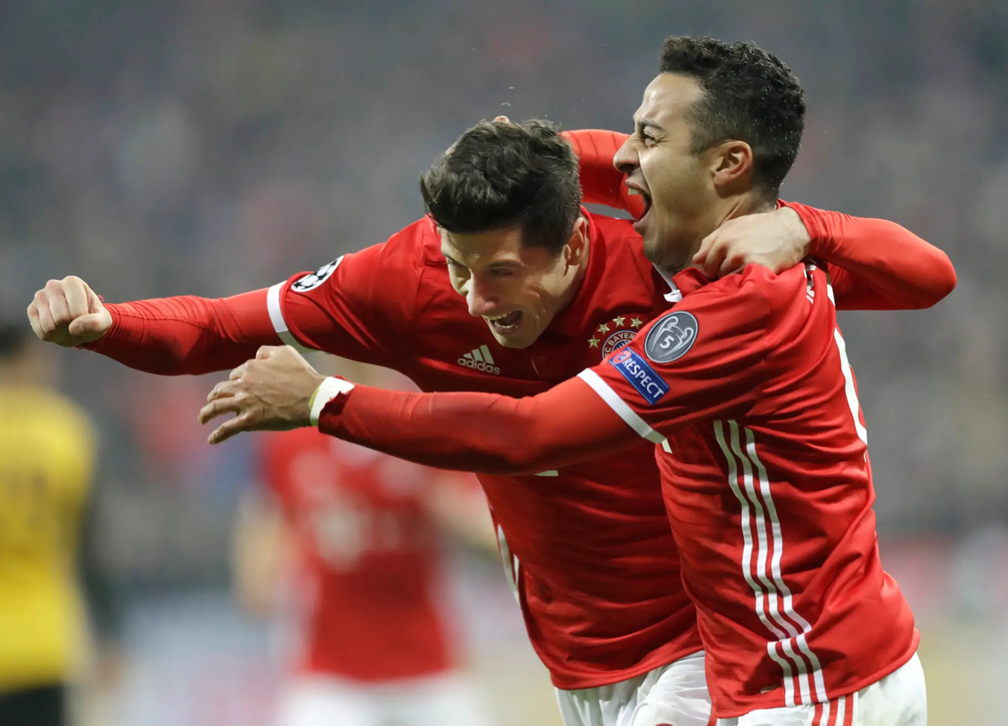 Robert Lewandowski (vľavo) oslavuje so spoluhráčom z Bayernu Thiagom Alcantarom svoj gól v osemfinále LM proti Arsenalu.