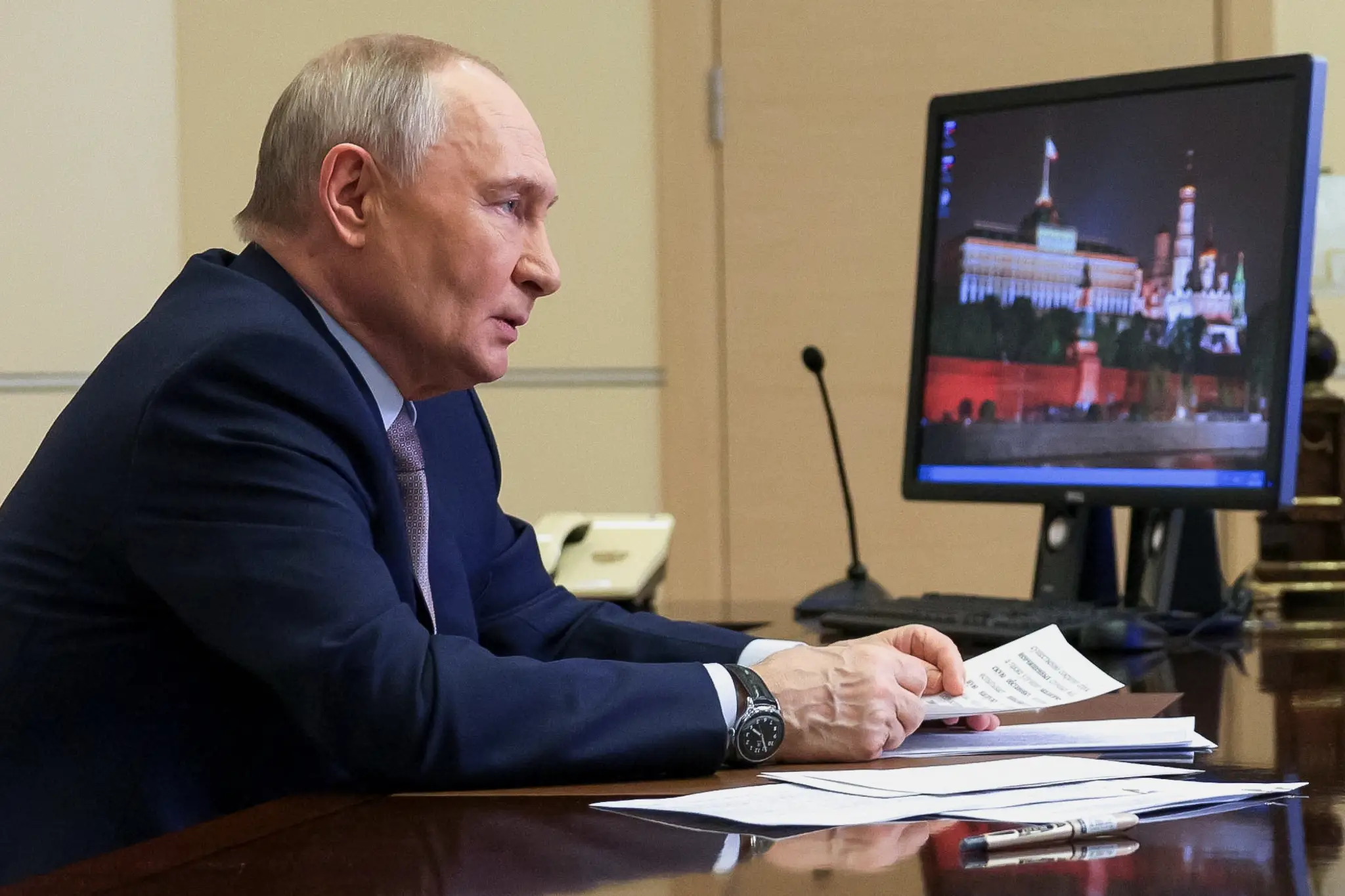Ruský prezident Vladimir Putin vedie zasadnutie vládneho kabinetu prostredníctvom videokonferencie.