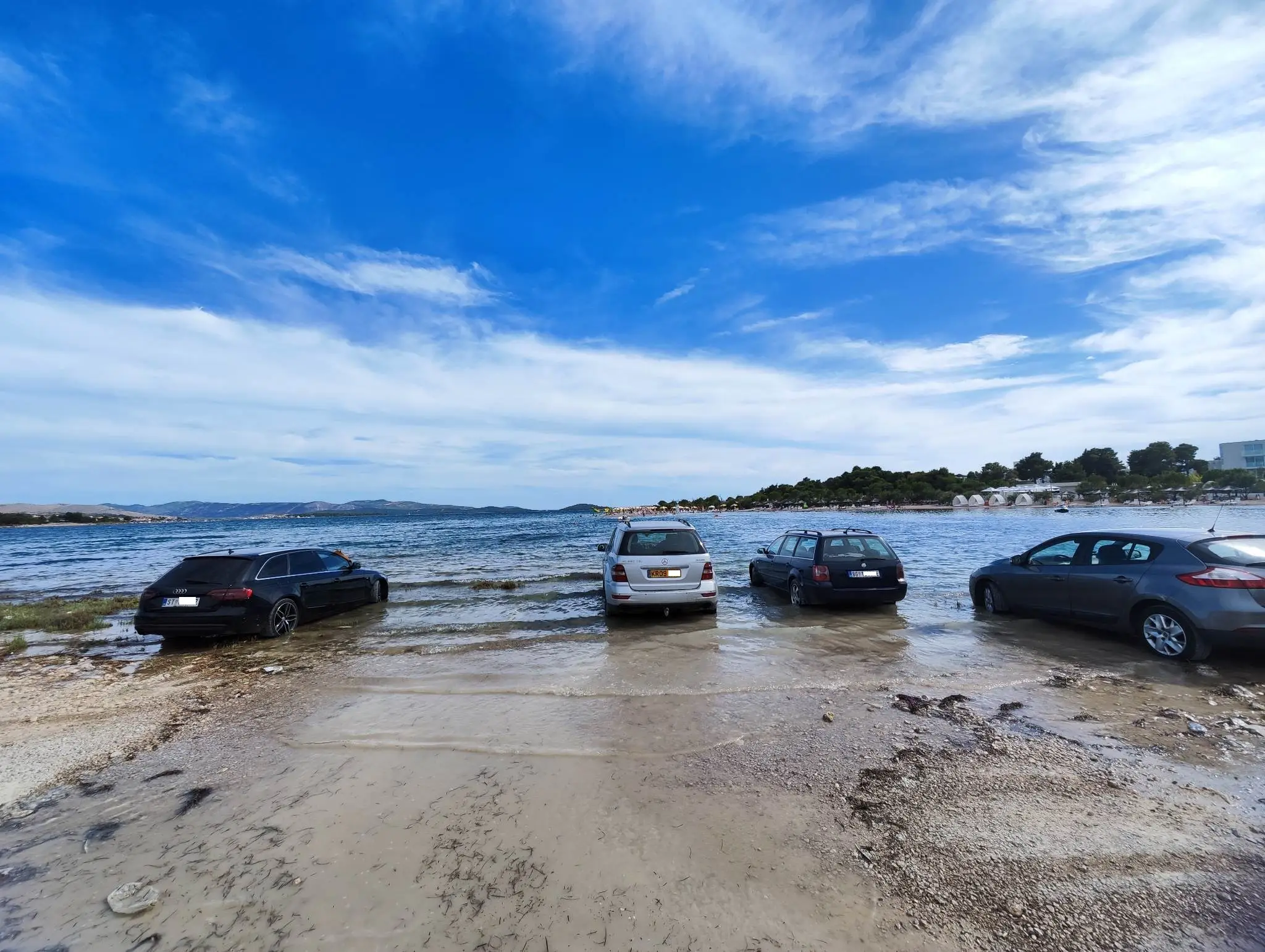 Turisti parkujú priamo na pláži