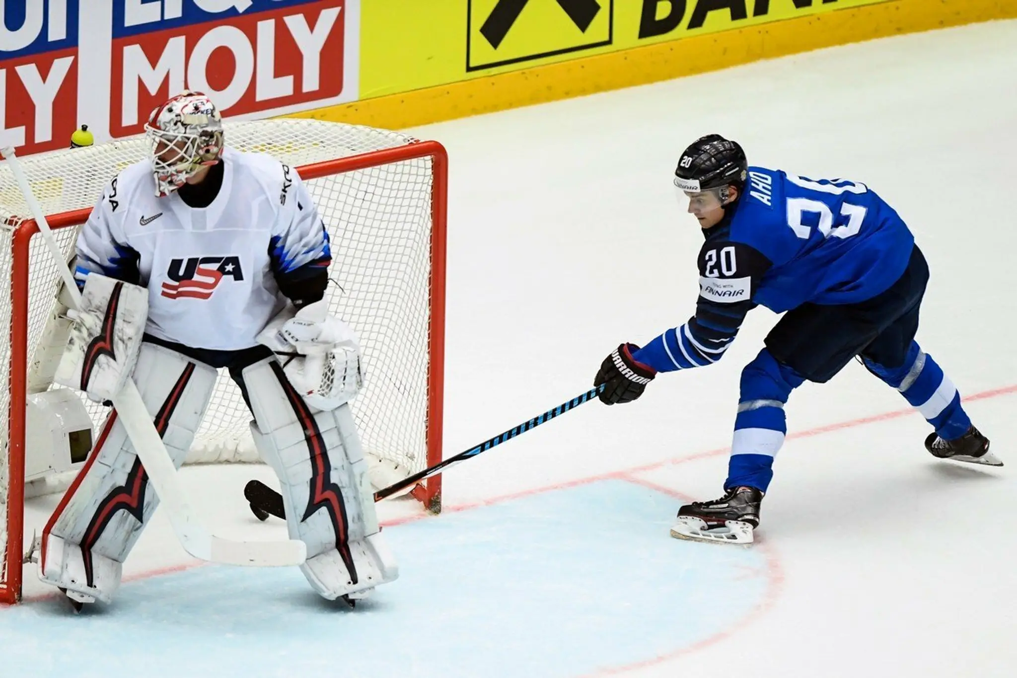 Sebastian Aho skóruje do siete USA.