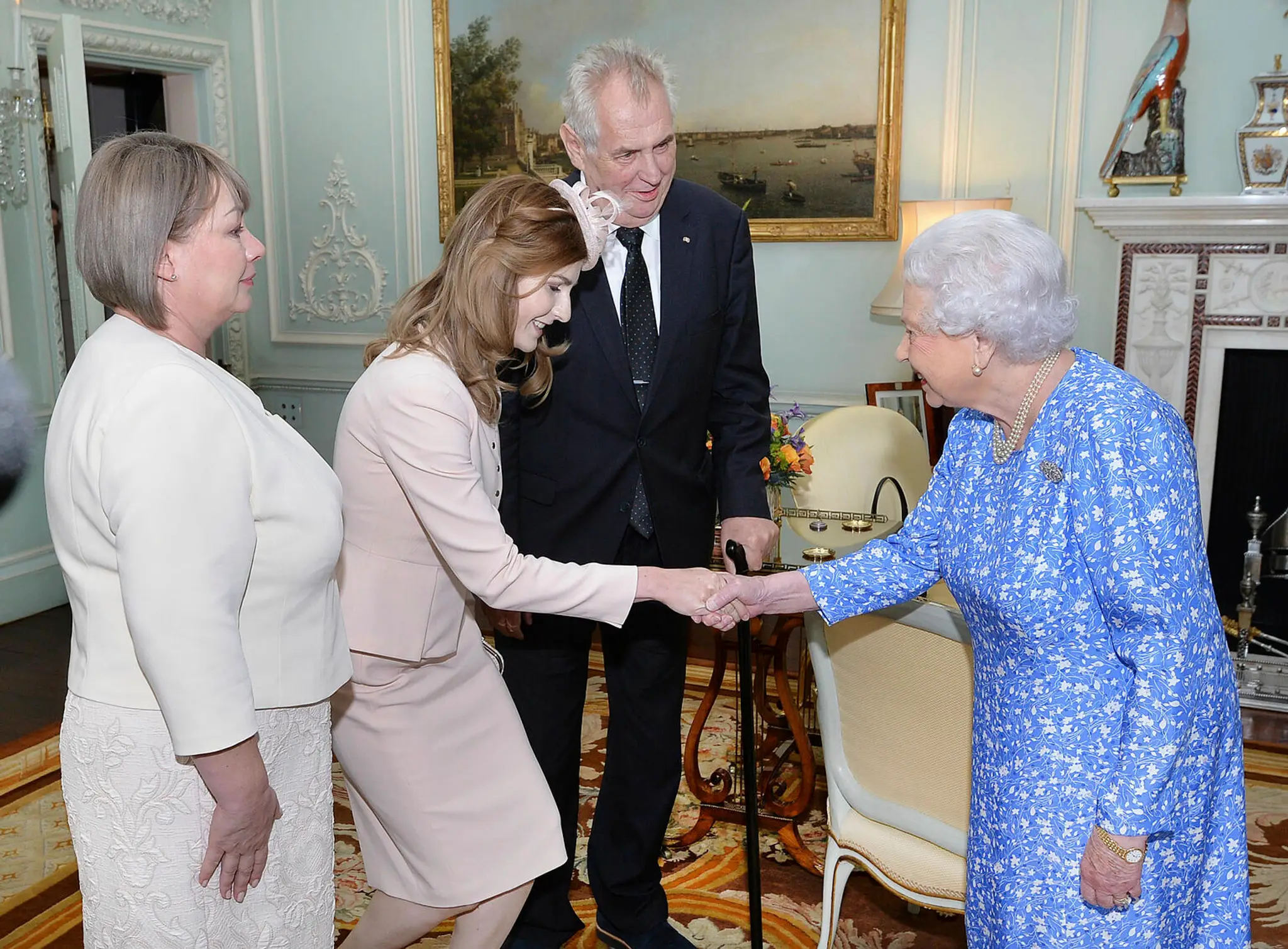 Britská kráľovná Alžbeta II. počas stretnutia s českým prezidentom Milošom Zemanom.